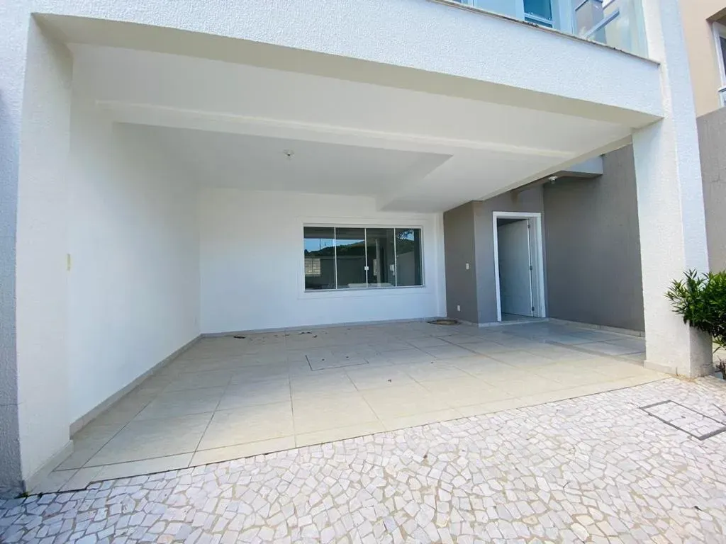 Casa com 176m², 3 dormitórios, 1 suíte, 2 vagas, no bairro Praia dos Amores em Balneário Camboriú para Comprar