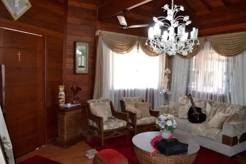 Sobrado com Sala Comercial no Bairro Cordeiros - Itajaí