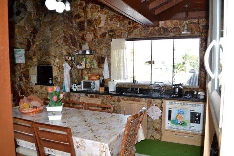 Sobrado com Sala Comercial no Bairro Cordeiros - Itajaí