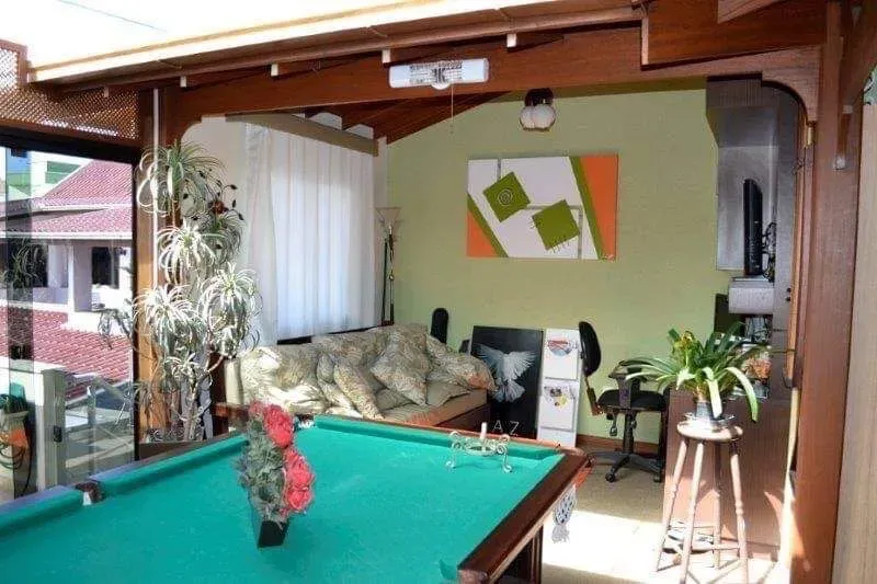 Sobrado com Sala Comercial no Bairro Cordeiros - Itajaí