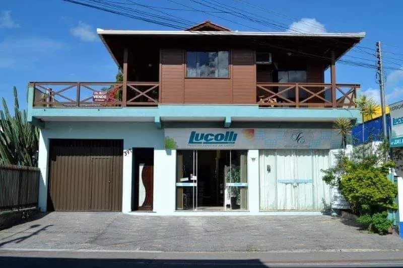 Sobrado com Sala Comercial no Bairro Cordeiros - Itajaí