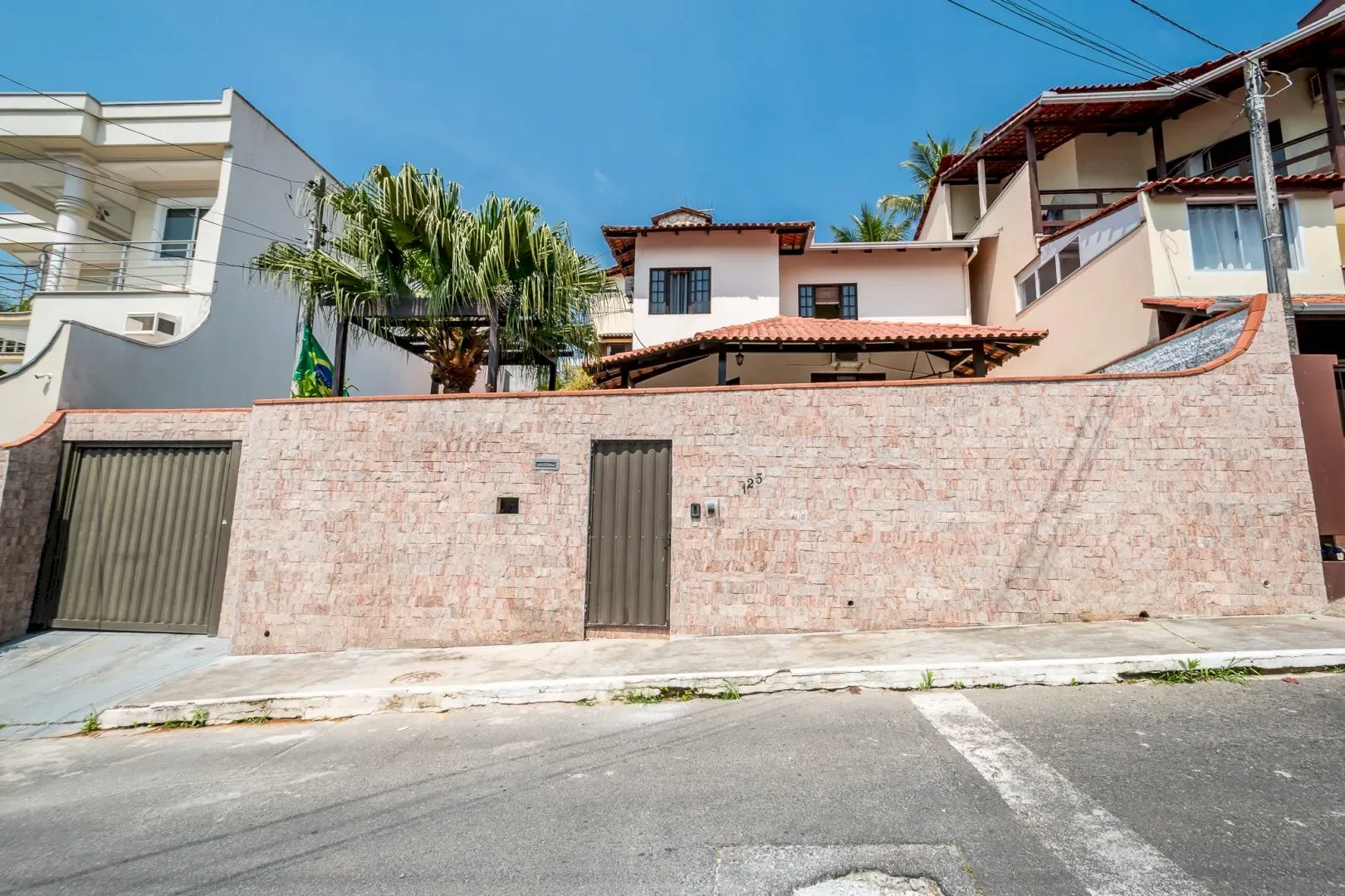 Casa com 270m², 3 dormitórios, 1 suíte, 2 vagas, no bairro Ariribá em Balneário Camboriú para Comprar