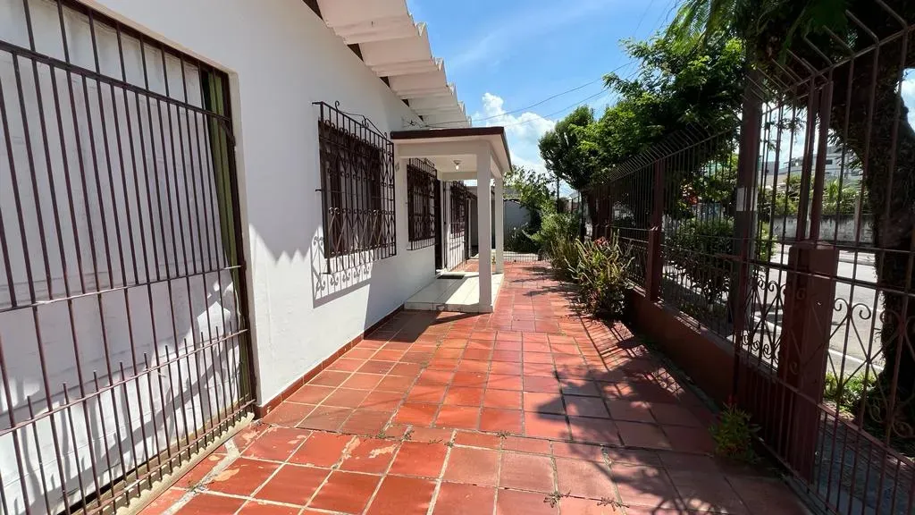 Casa com 185m², 3 dormitórios, 2 vagas, no bairro Centro em Balneário Camboriú para Comprar