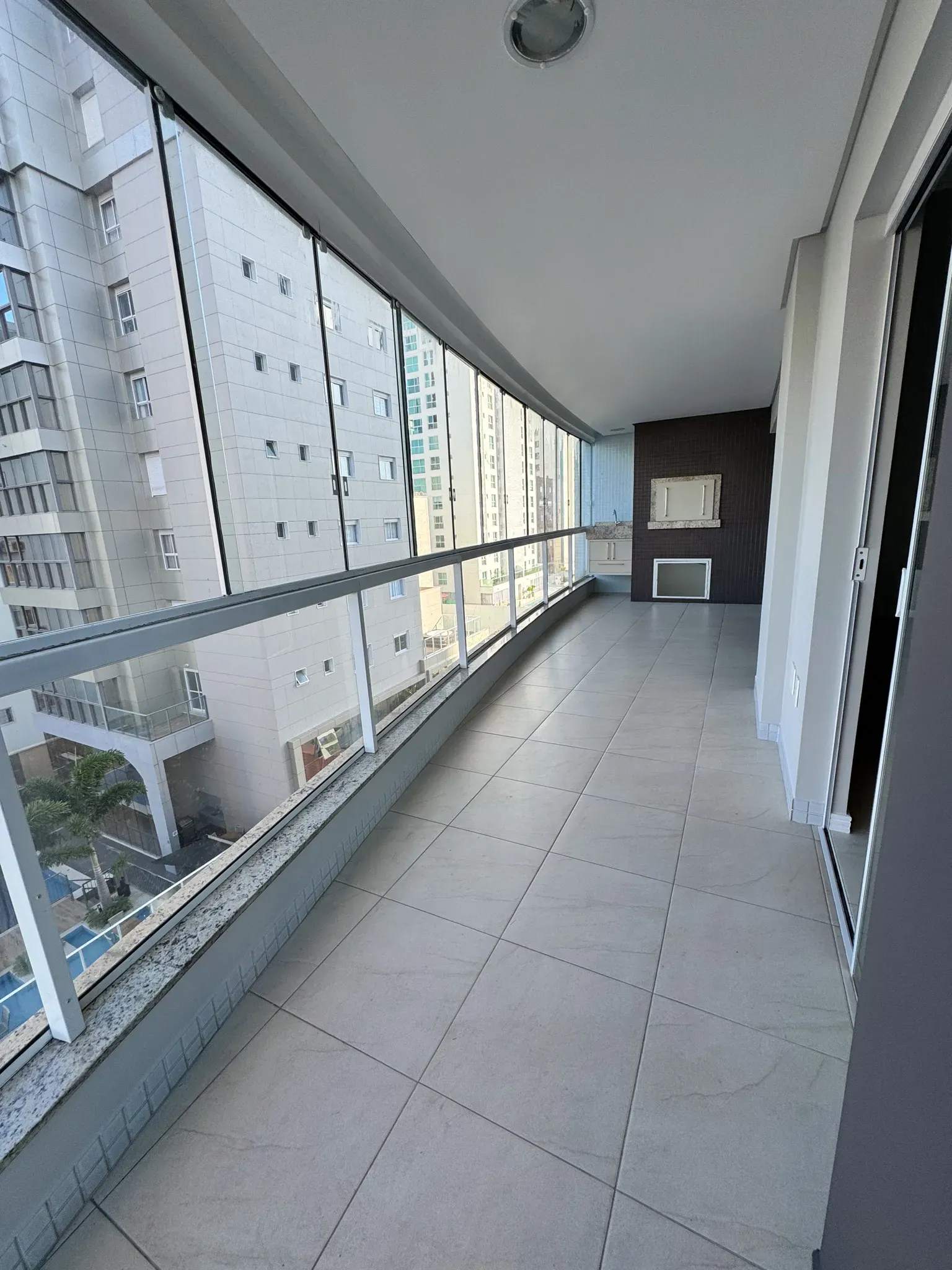 Apartamento, 3 dormitórios, 1 suíte, 2 vagas, no bairro Centro em Balneário Camboriú para Comprar