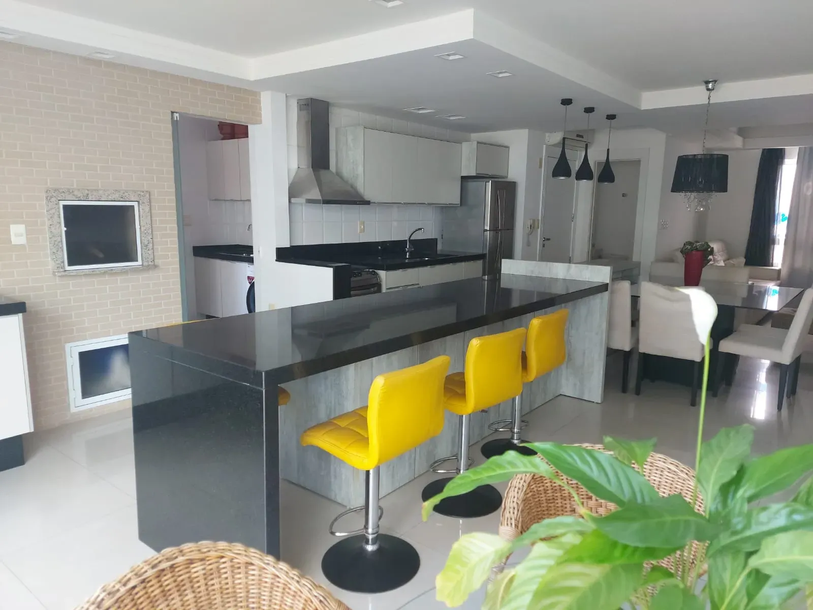 Apartamento com 250m², 3 dormitórios, 1 suíte, 2 vagas, no bairro Centro em Balneário Camboriú para Comprar