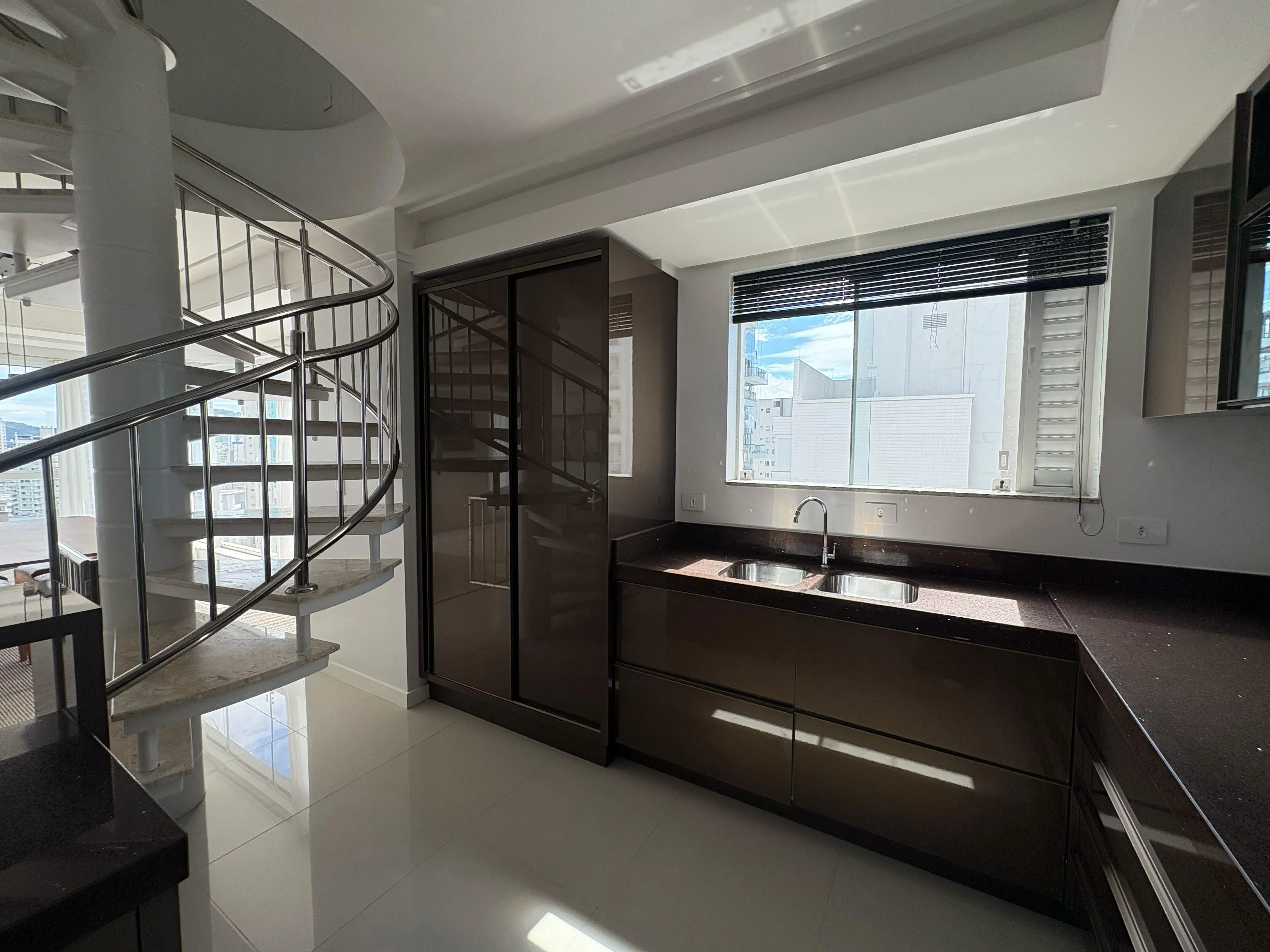 Cobertura Duplex com 5 dormitórios sendo 3 suites e 3 vagas no Centro de Balneário Camboriú - Foto 8 de 38