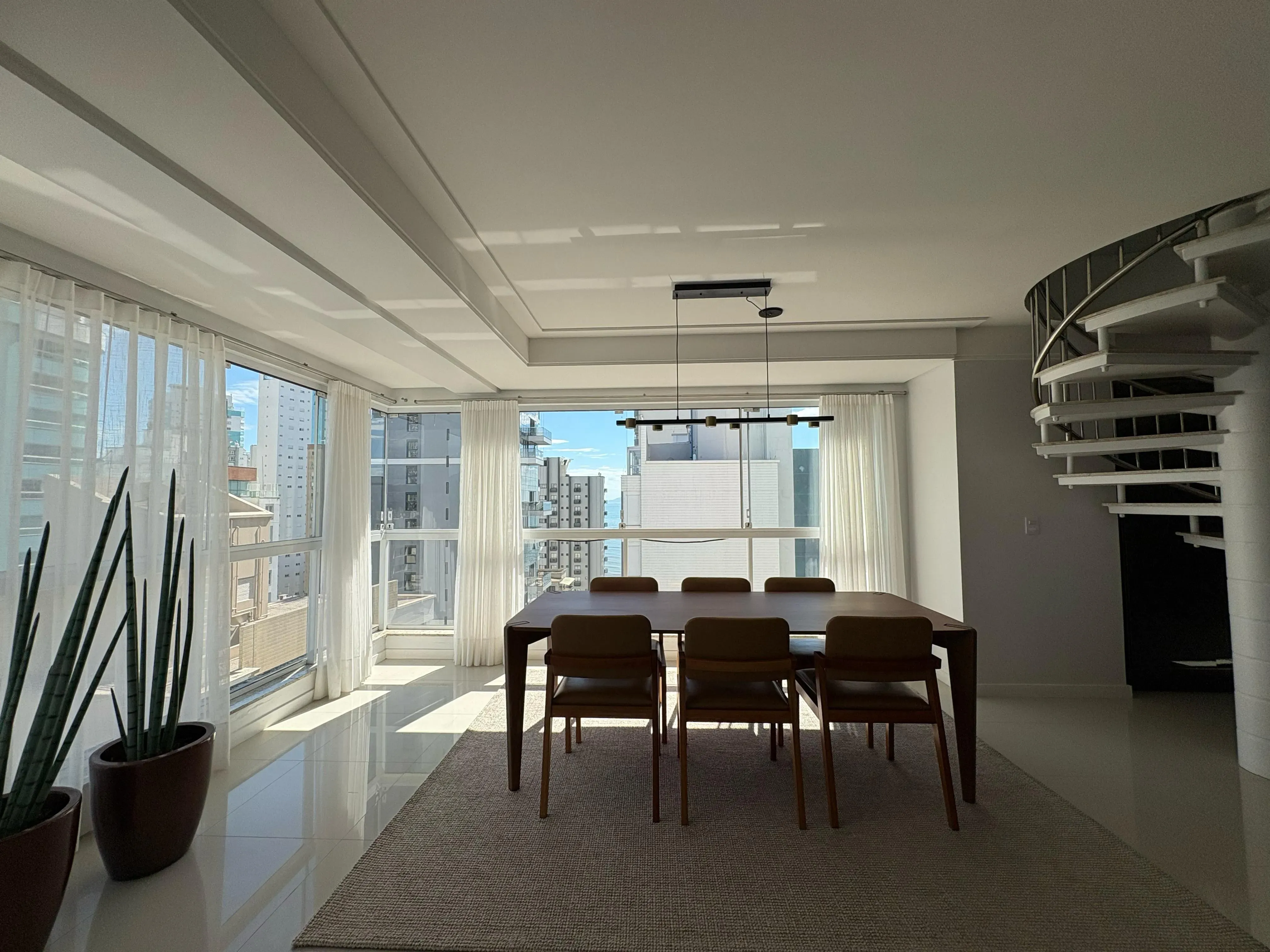 Cobertura Duplex com 5 dormitórios sendo 3 suites e 3 vagas no Centro de Balneário Camboriú - Foto 4 de 38