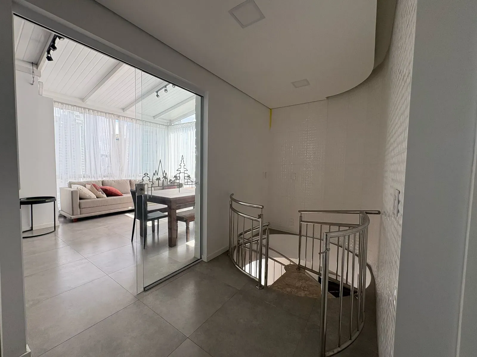 Cobertura Duplex com 5 dormitórios sendo 3 suites e 3 vagas no Centro de Balneário Camboriú - Foto 17 de 38