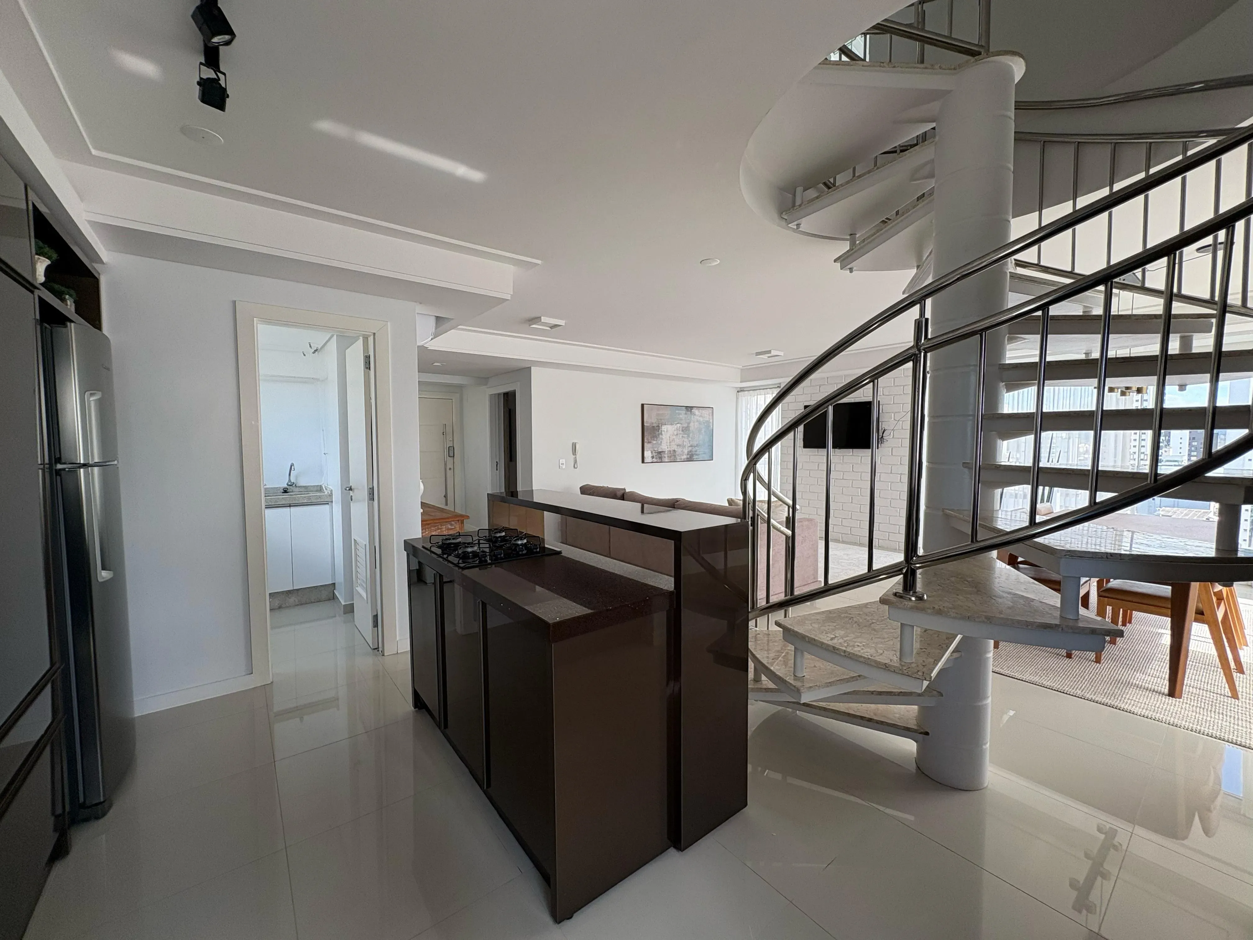 Cobertura Duplex com 5 dormitórios sendo 3 suites e 3 vagas no Centro de Balneário Camboriú - Foto 3 de 38