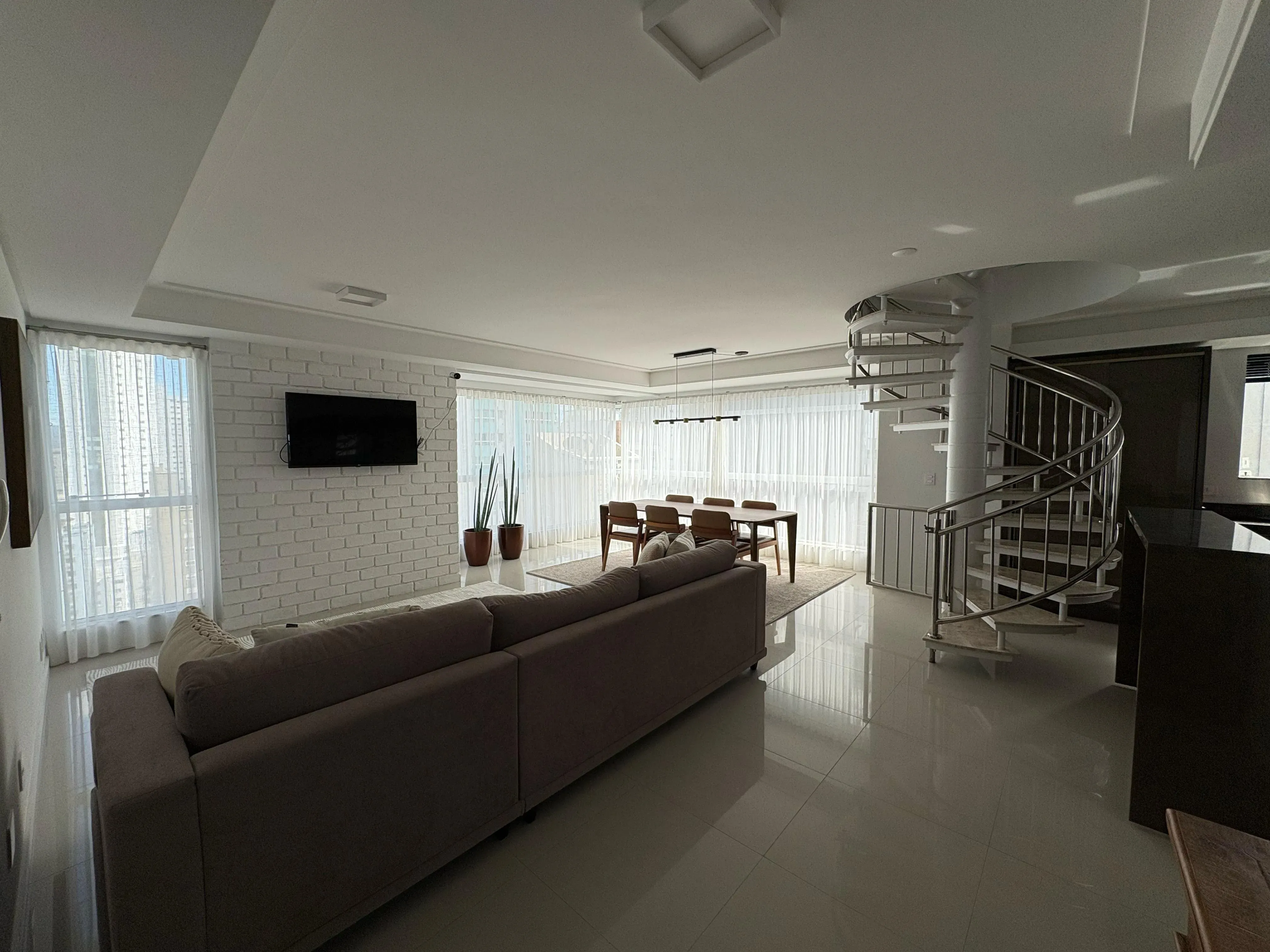 Cobertura Duplex com 5 dormitórios sendo 3 suites e 3 vagas no Centro de Balneário Camboriú - Foto 2 de 38