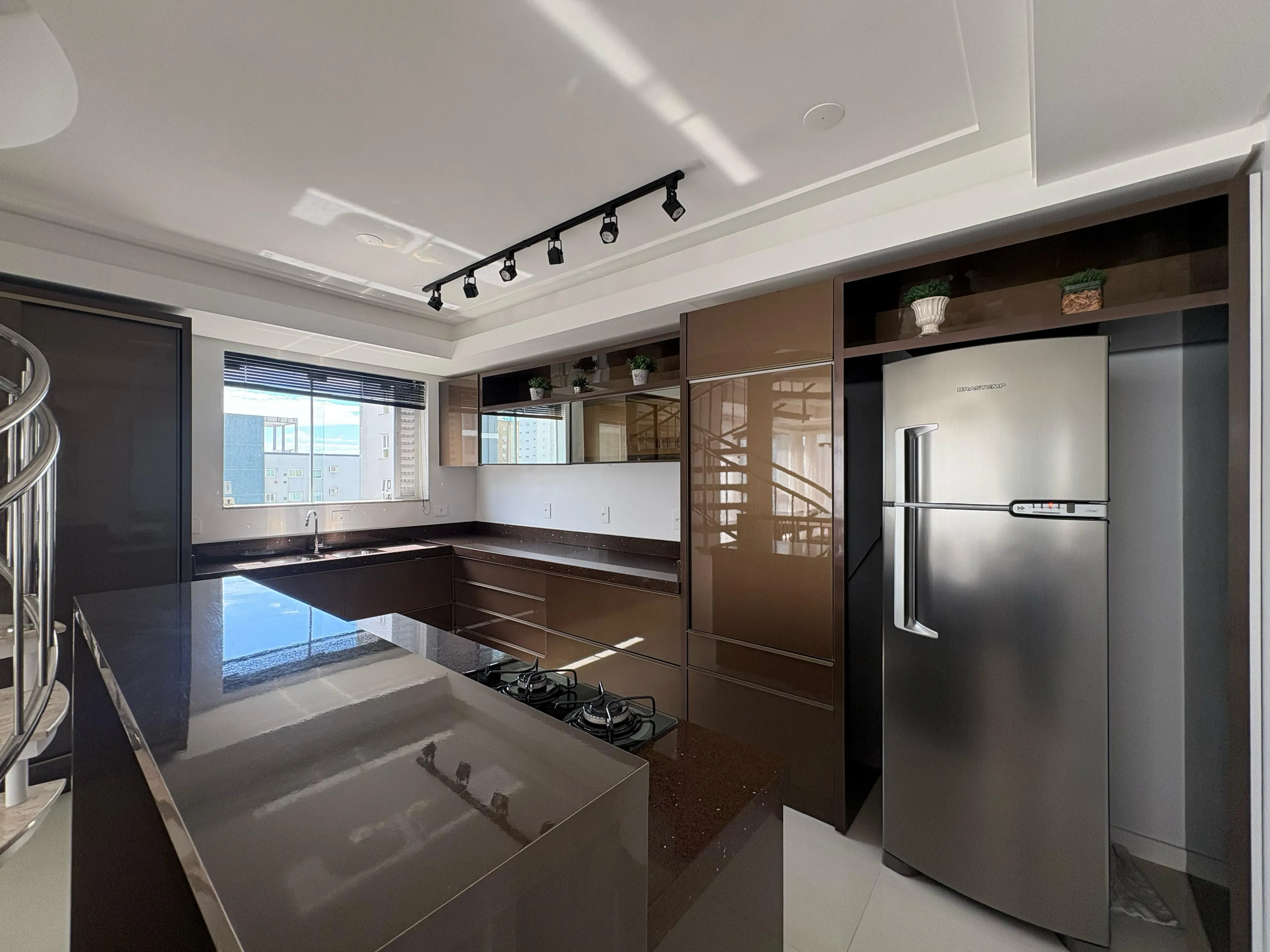 Cobertura Duplex com 5 dormitórios sendo 3 suites e 3 vagas no Centro de Balneário Camboriú - Foto 7 de 38