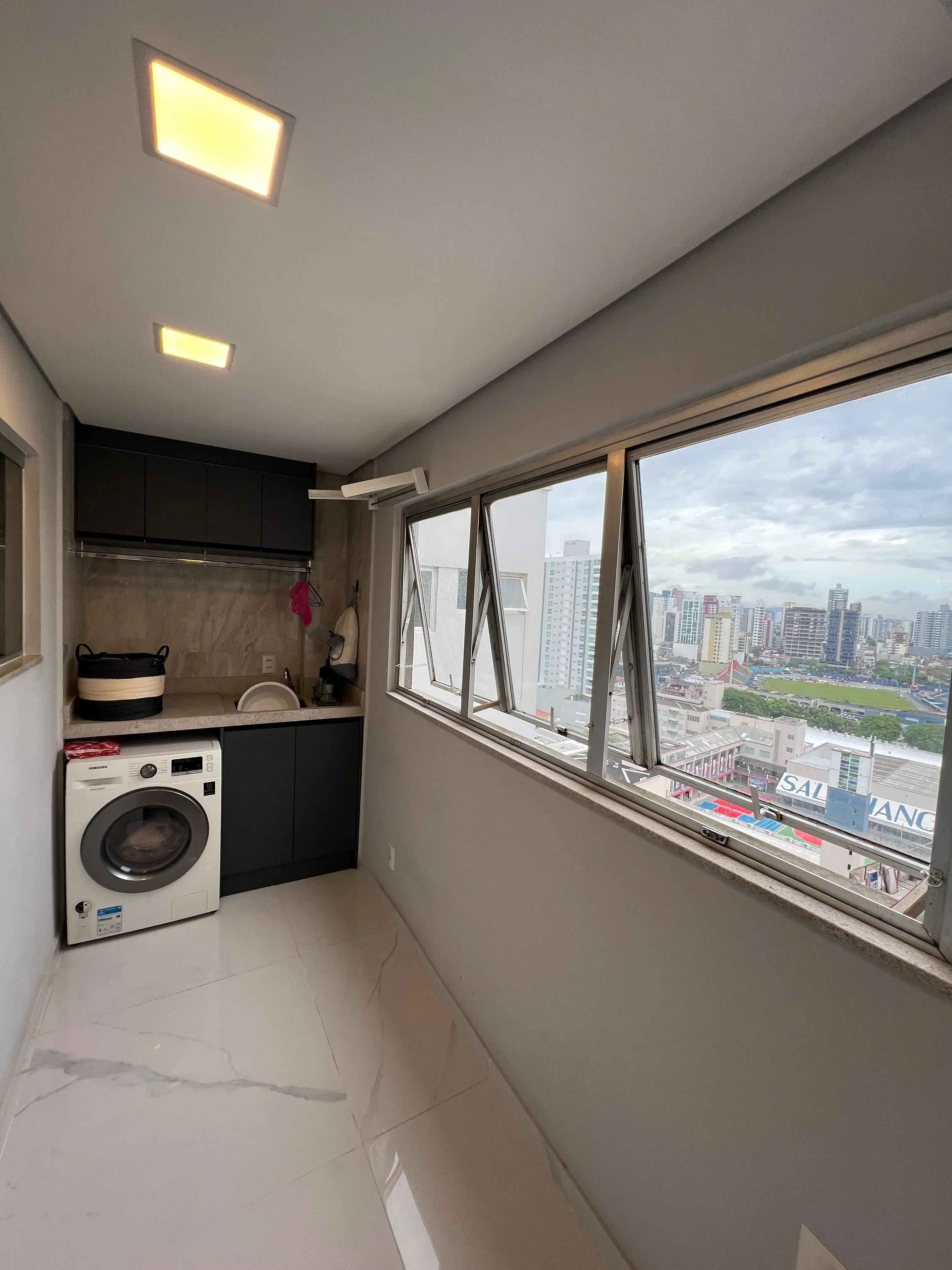 Apartamento com 3 dormitórios sendo 1 suíte 2 vagas no Centro em Itajaí/SC