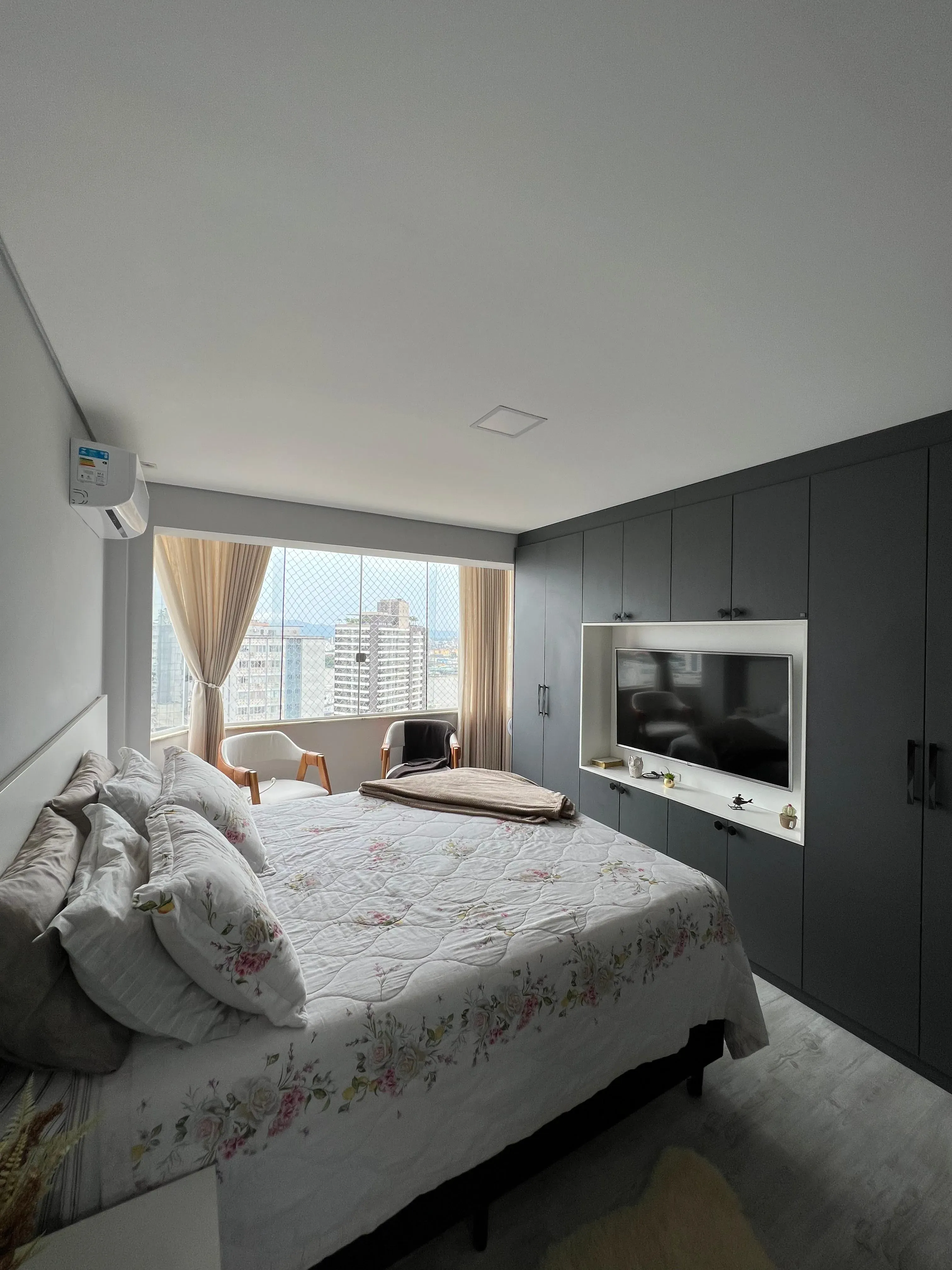 Apartamento com 3 dormitórios sendo 1 suíte 2 vagas no Centro em Itajaí/SC