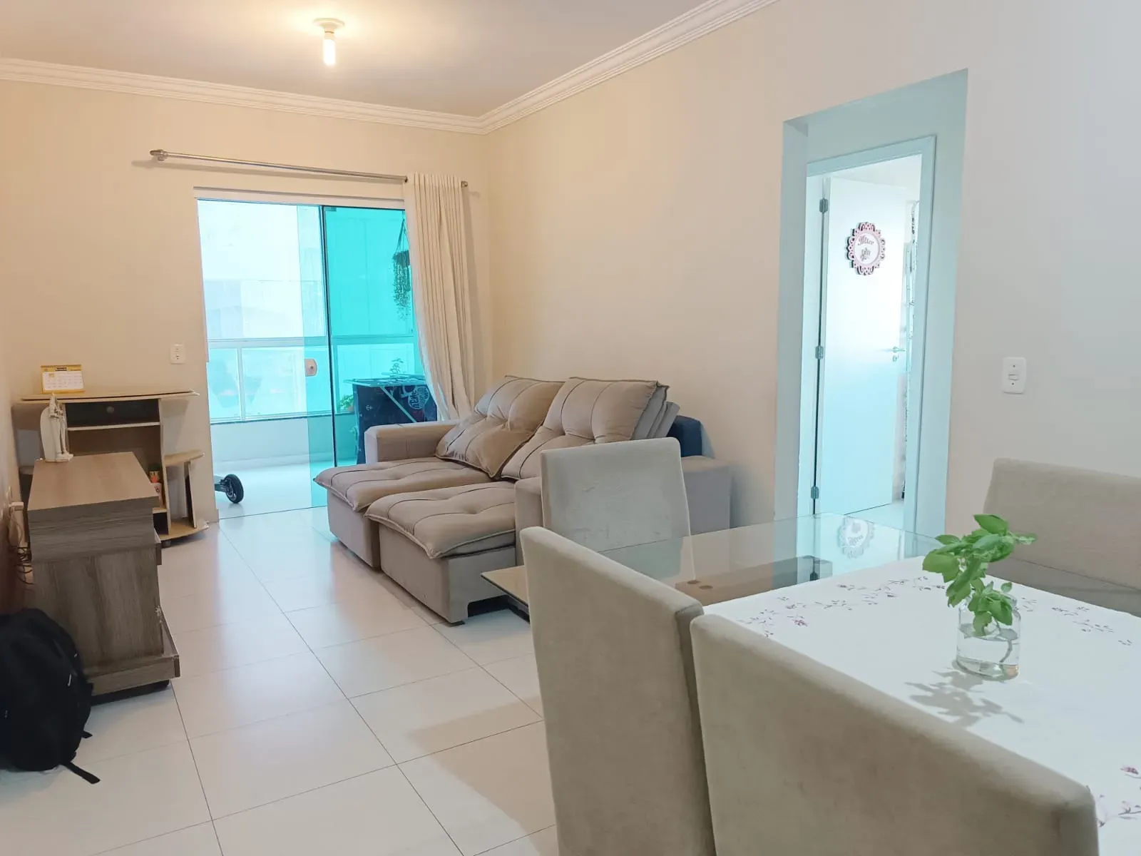 Apartamento de  3 quartos sendo 1 suíte e 2 vagas de garagem no Bairro Morretes em Itapema