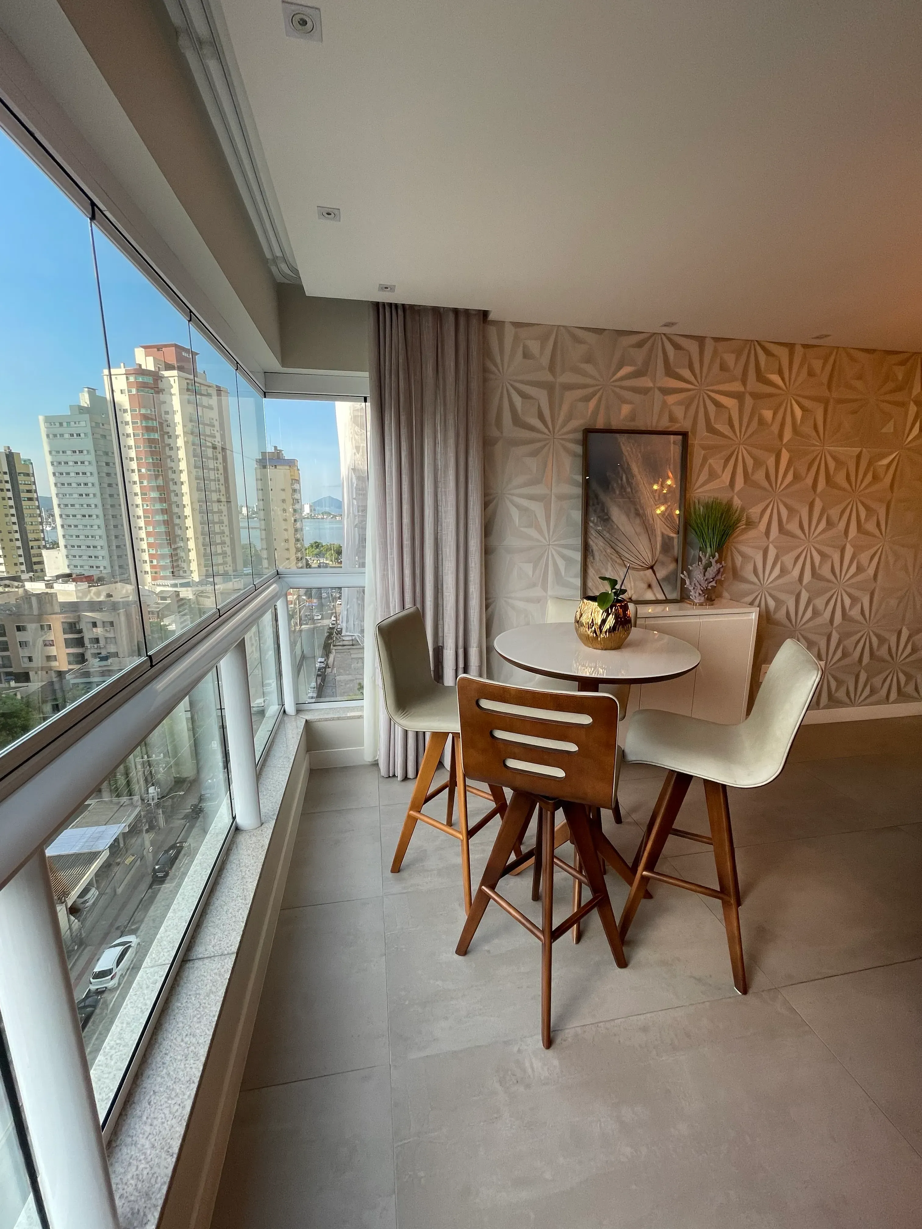 Apartamento com 3 dormitórios sendo 1 suíte e 2 vagas de garagem no Bairro Fazenda em Itajaí