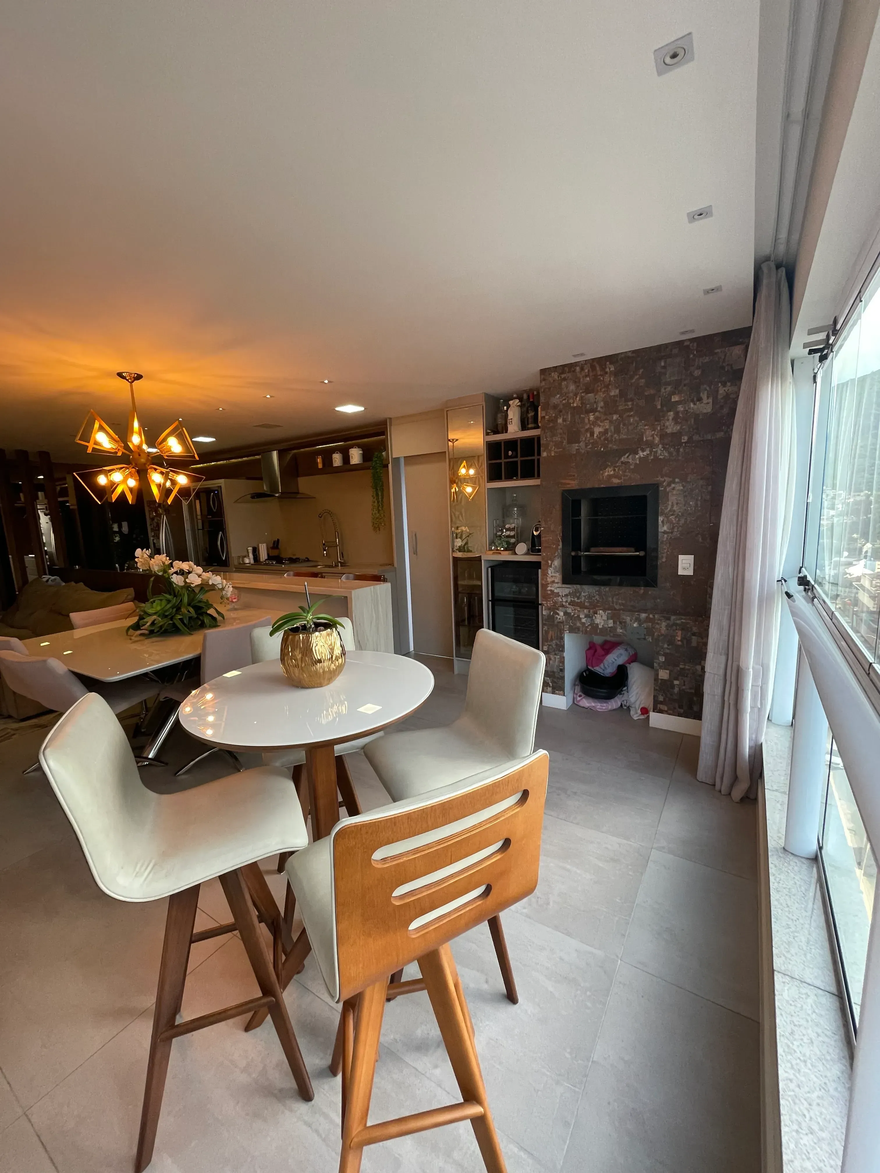 Apartamento com 3 dormitórios sendo 1 suíte e 2 vagas de garagem no Bairro Fazenda em Itajaí