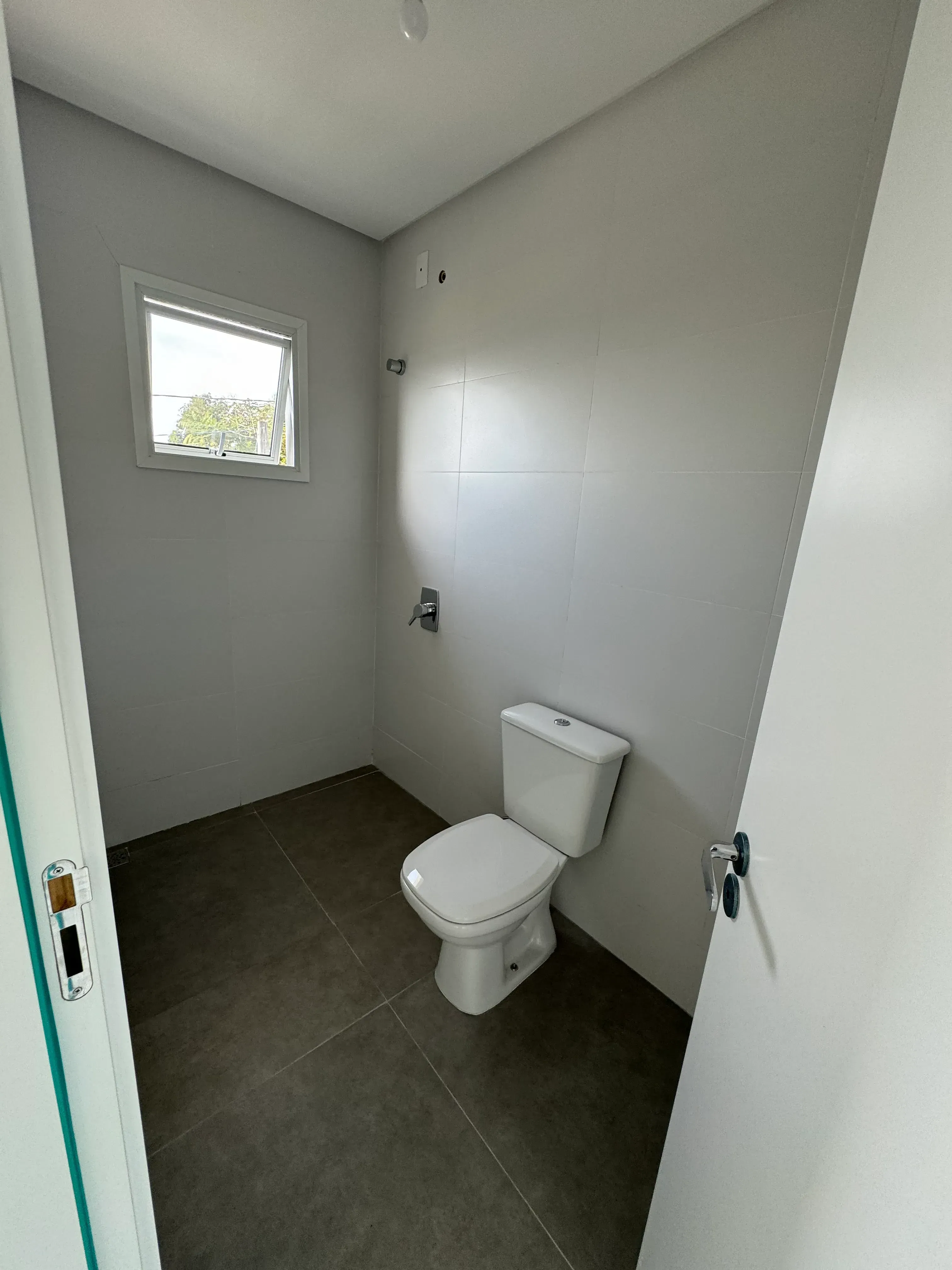 Sobrado com 3 dormitórios sendo 1 suíte e 2 vagas de garagem no Bairro Espinheiros em Itajaí