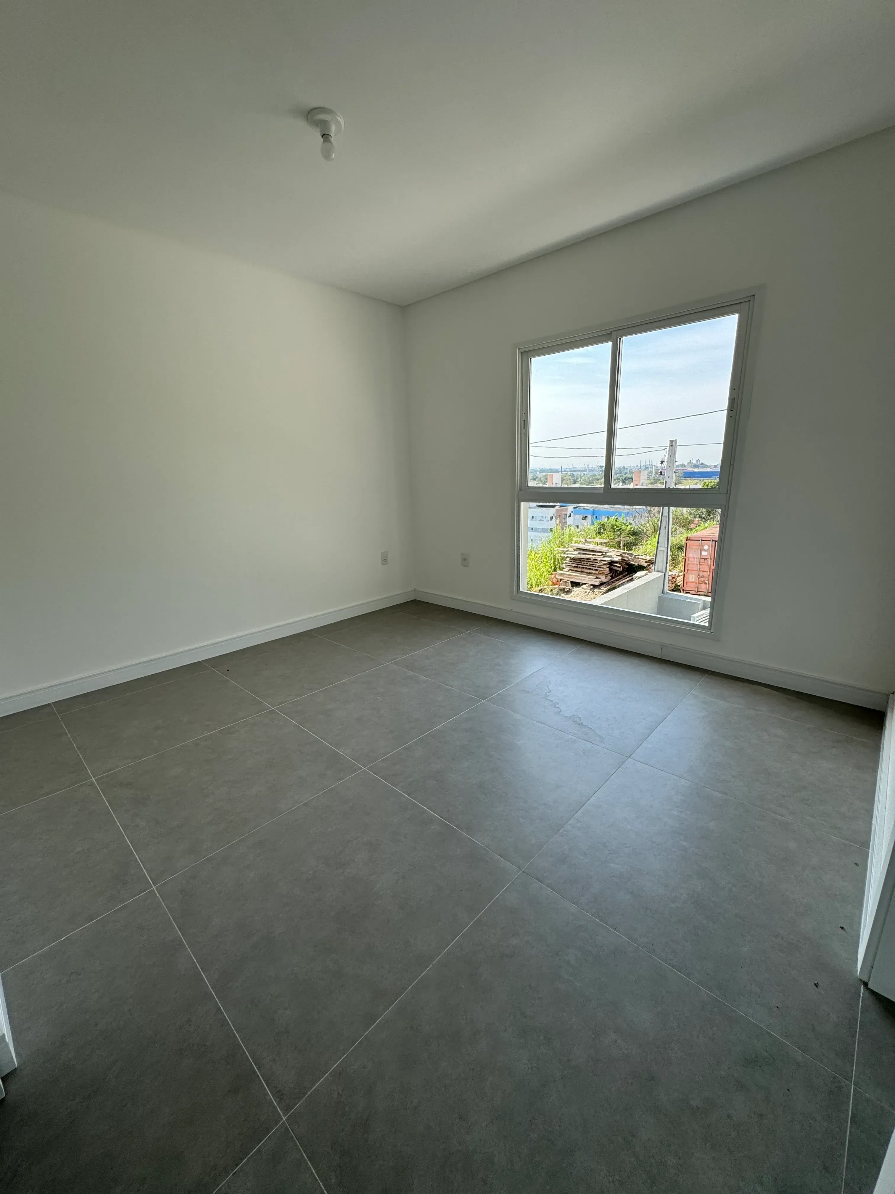 Sobrado com 3 dormitórios sendo 1 suíte e 2 vagas de garagem no Bairro Espinheiros em Itajaí