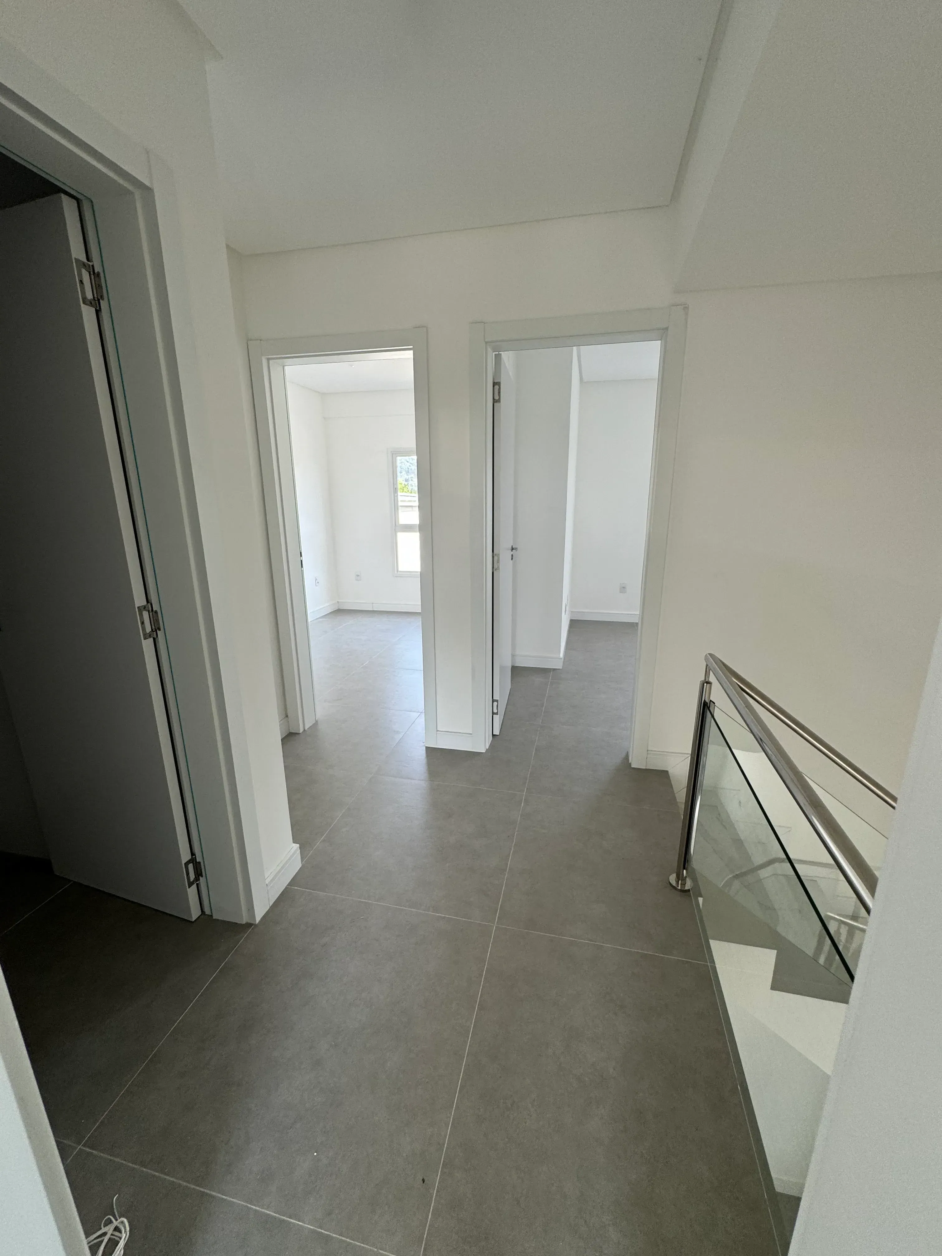 Sobrado com 3 dormitórios sendo 1 suíte e 2 vagas de garagem no Bairro Espinheiros em Itajaí