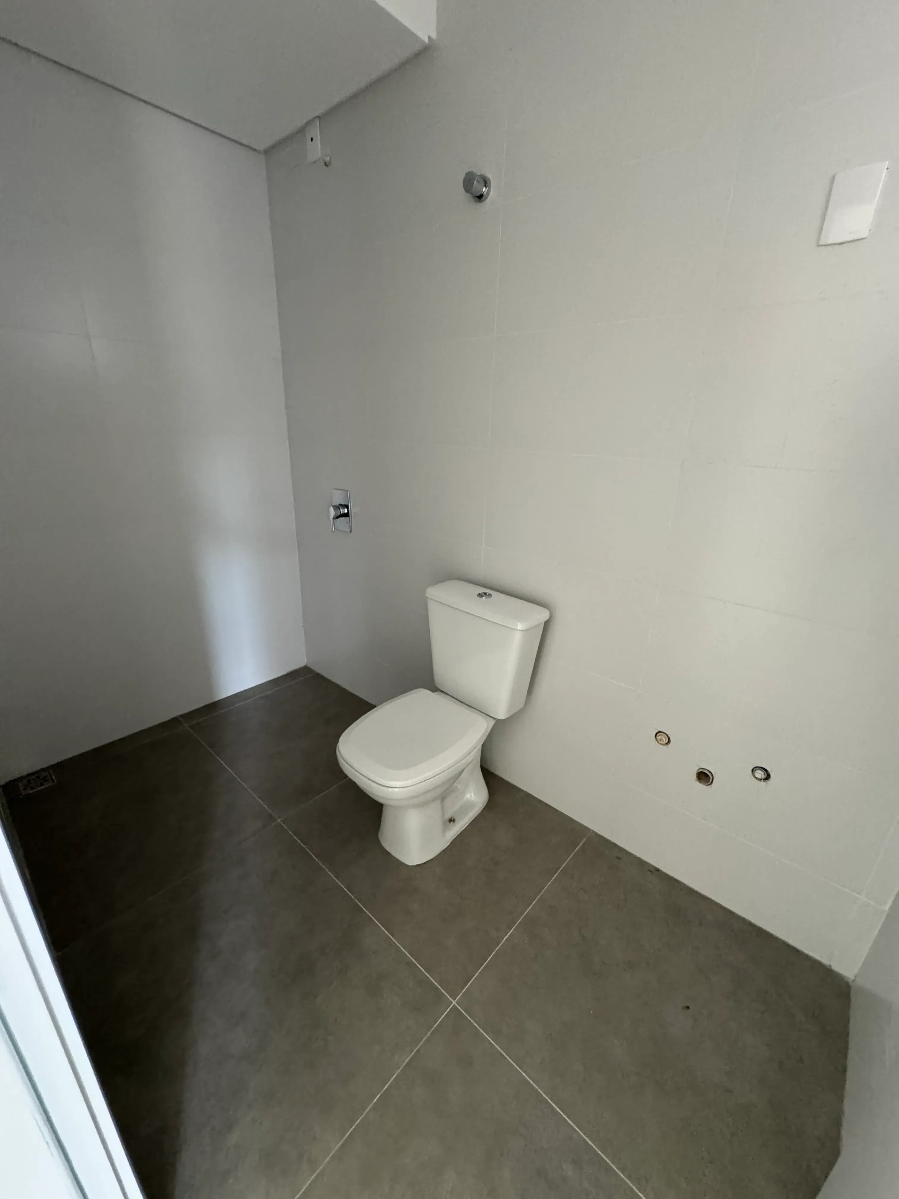 Sobrado com 3 dormitórios sendo 1 suíte e 2 vagas de garagem no Bairro Espinheiros em Itajaí