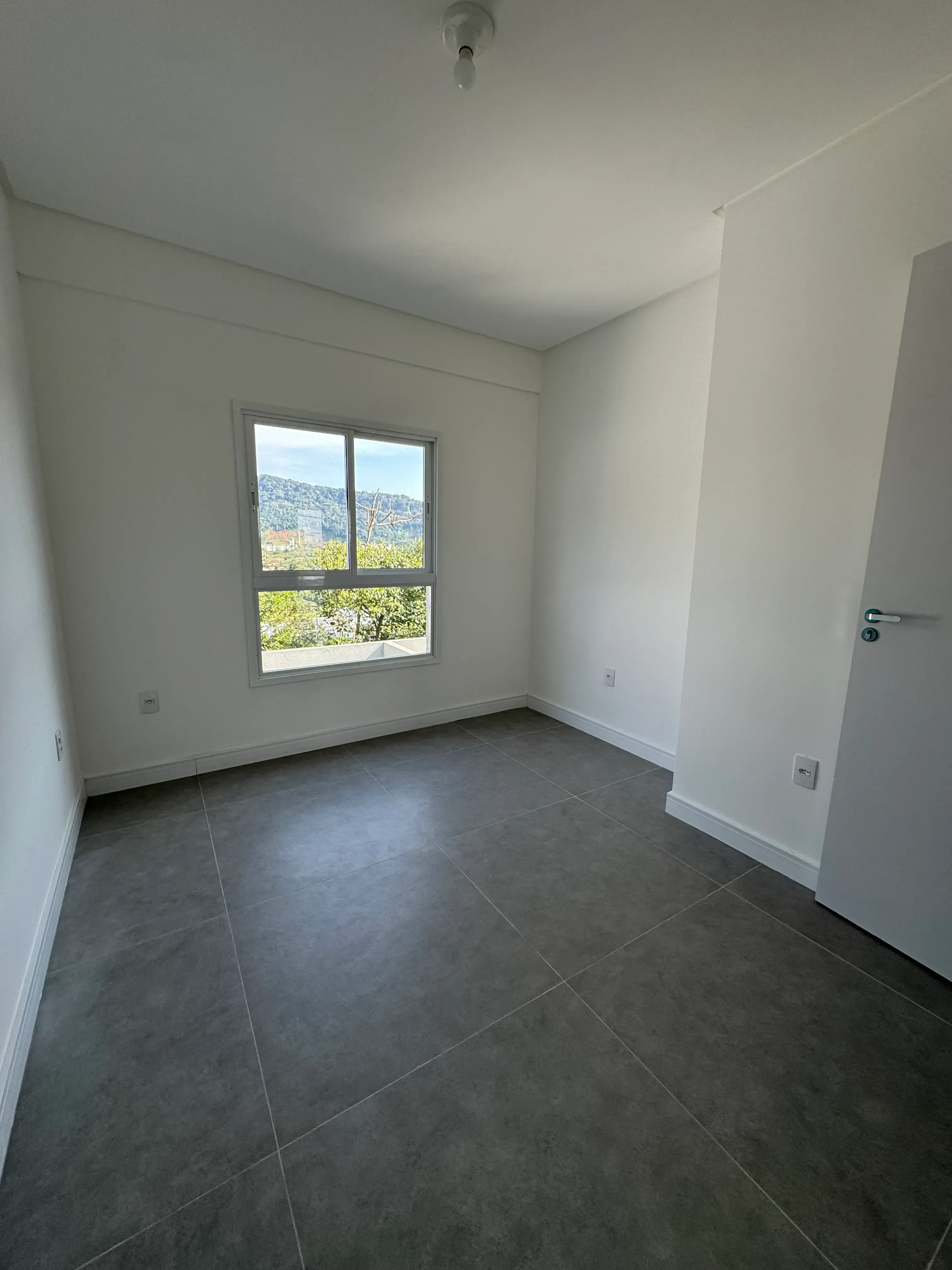 Sobrado com 3 dormitórios sendo 1 suíte e 2 vagas de garagem no Bairro Espinheiros em Itajaí