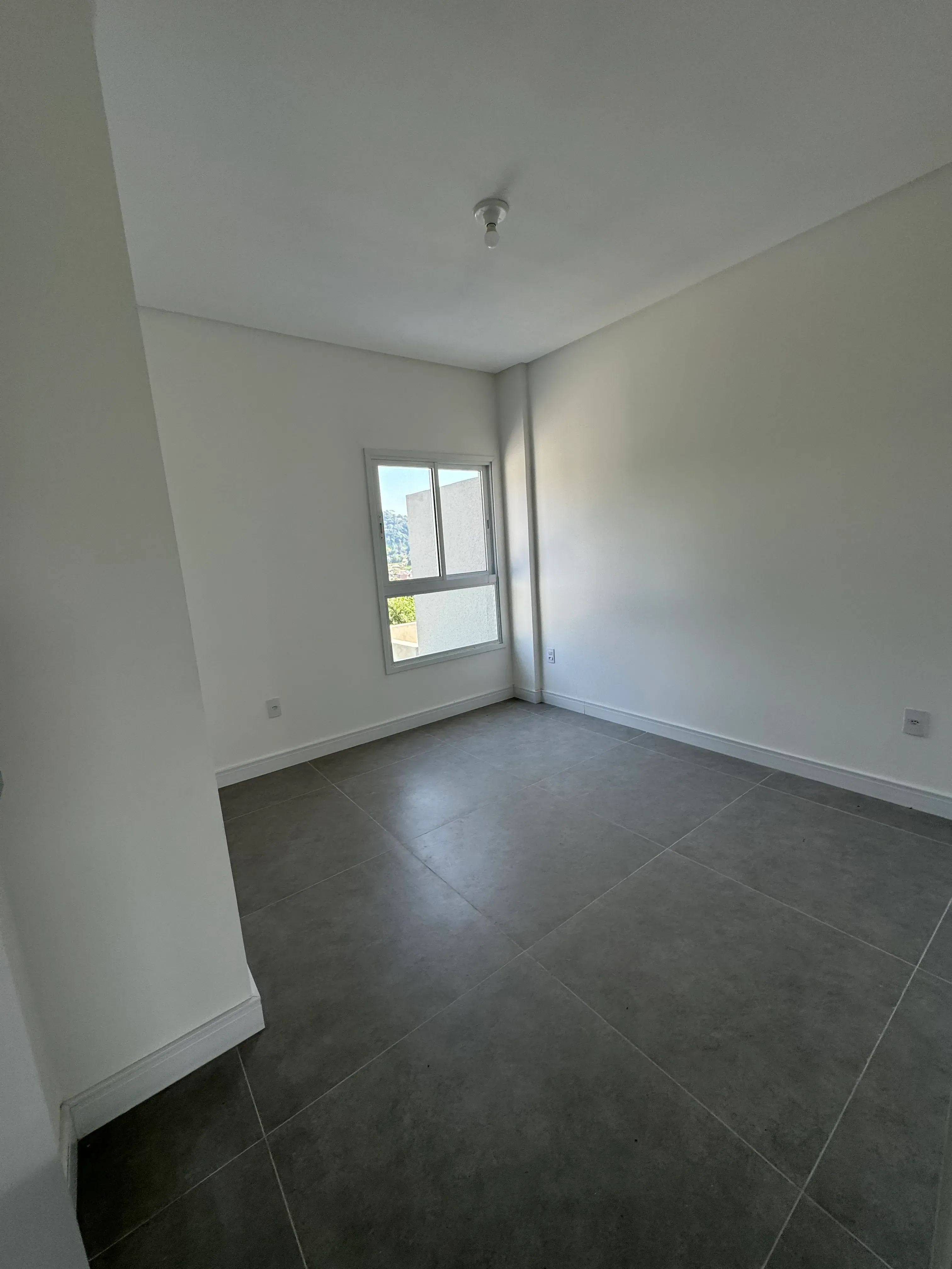 Sobrado com 3 dormitórios sendo 1 suíte e 2 vagas de garagem no Bairro Espinheiros em Itajaí