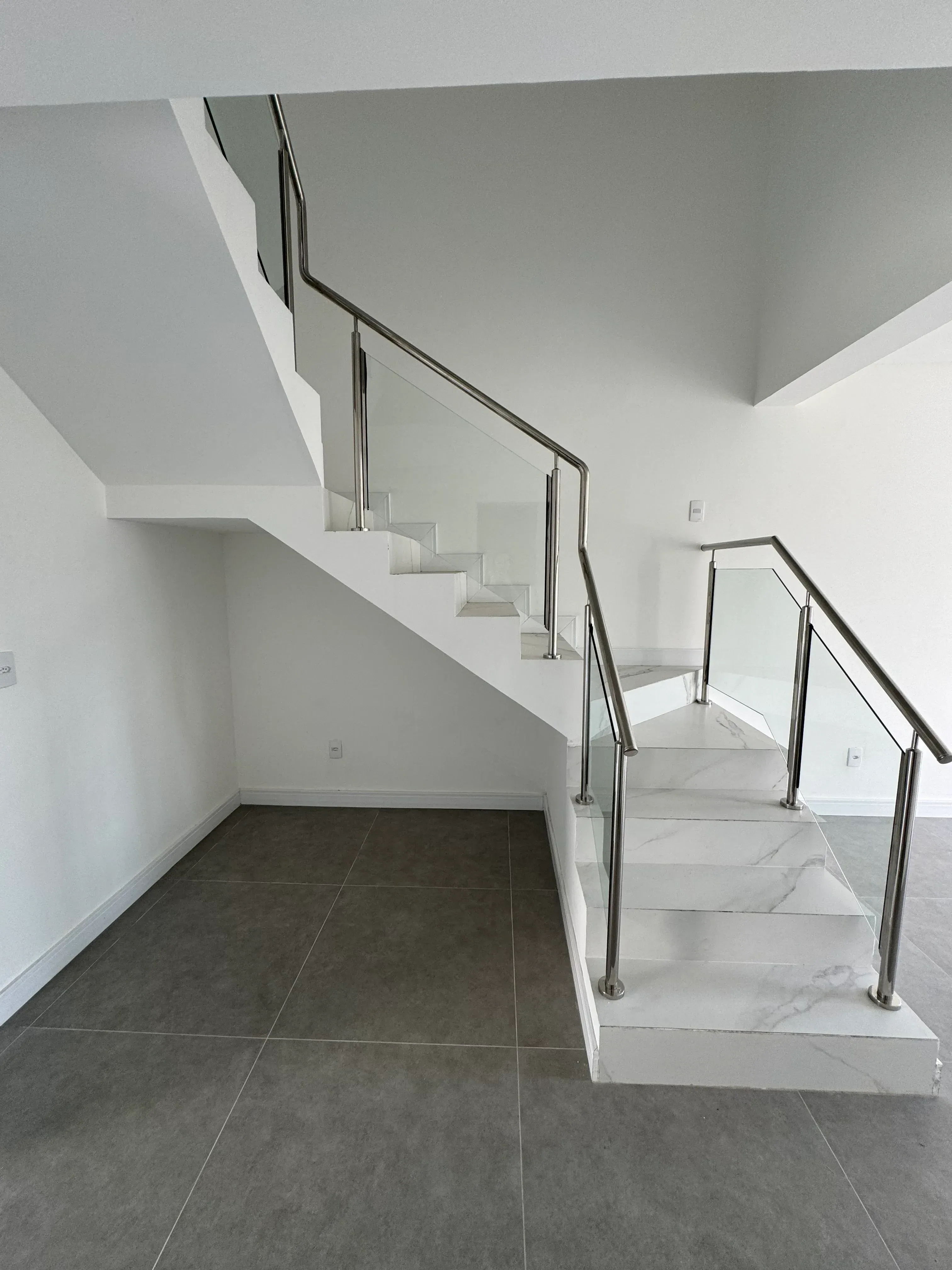 Sobrado com 3 dormitórios sendo 1 suíte e 2 vagas de garagem no Bairro Espinheiros em Itajaí