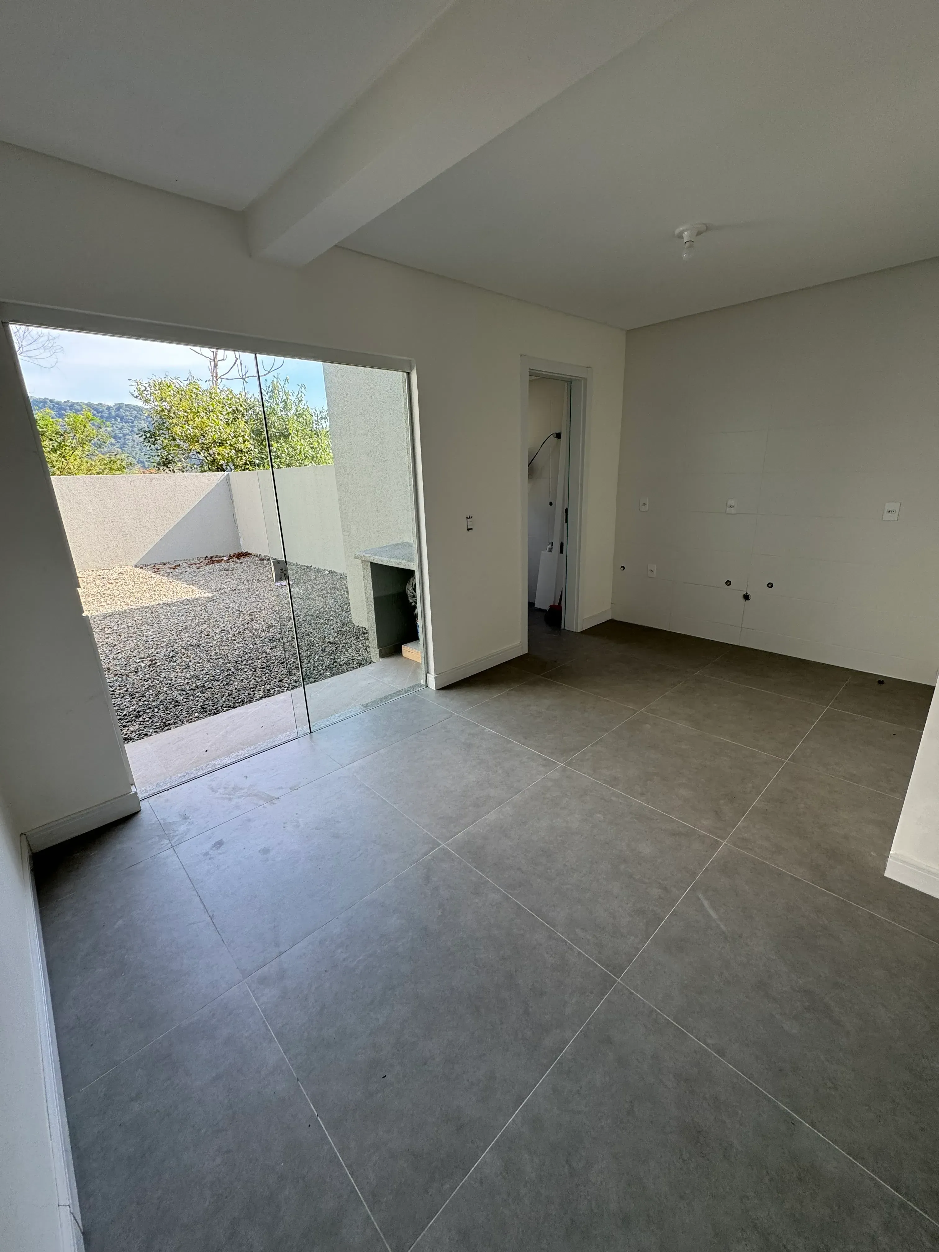 Sobrado com 3 dormitórios sendo 1 suíte e 2 vagas de garagem no Bairro Espinheiros em Itajaí