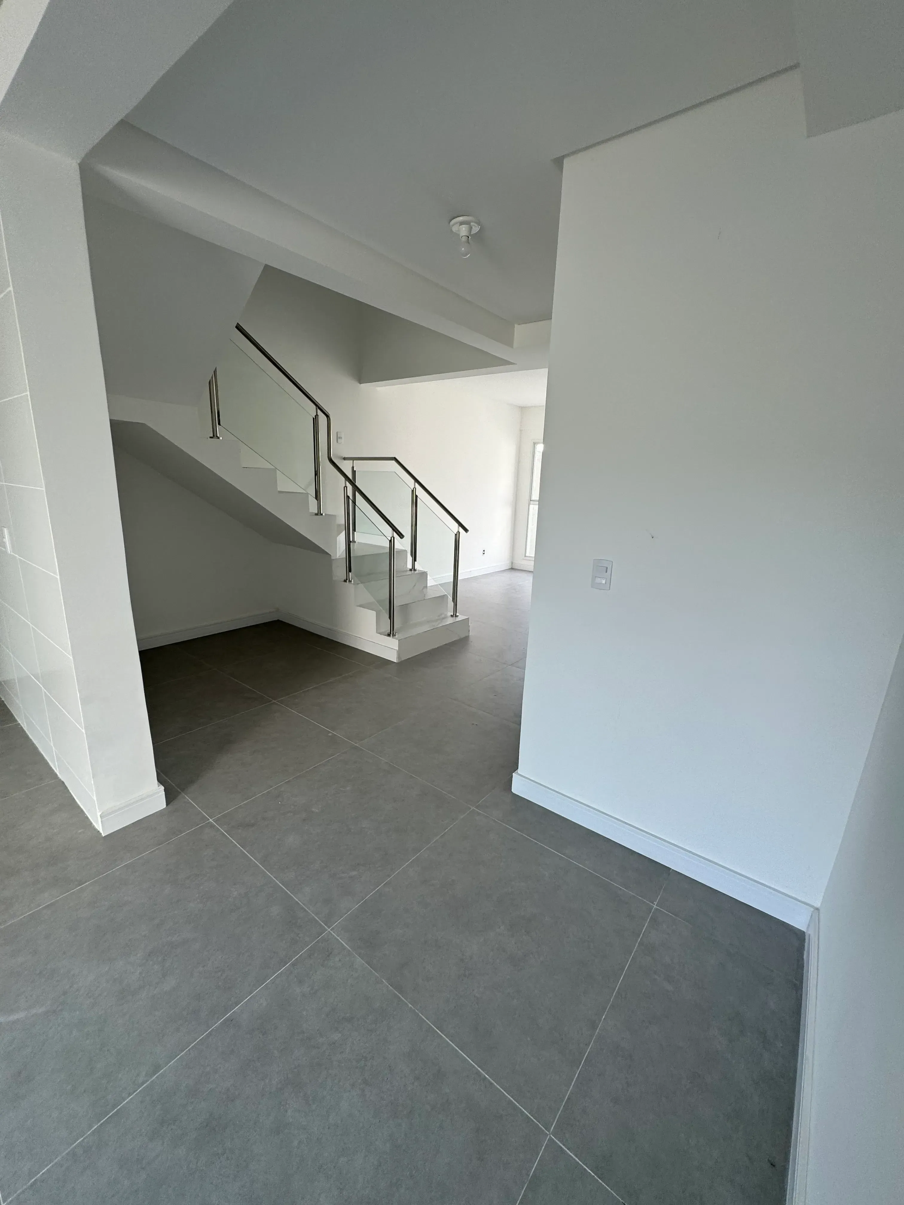 Sobrado com 3 dormitórios sendo 1 suíte e 2 vagas de garagem no Bairro Espinheiros em Itajaí