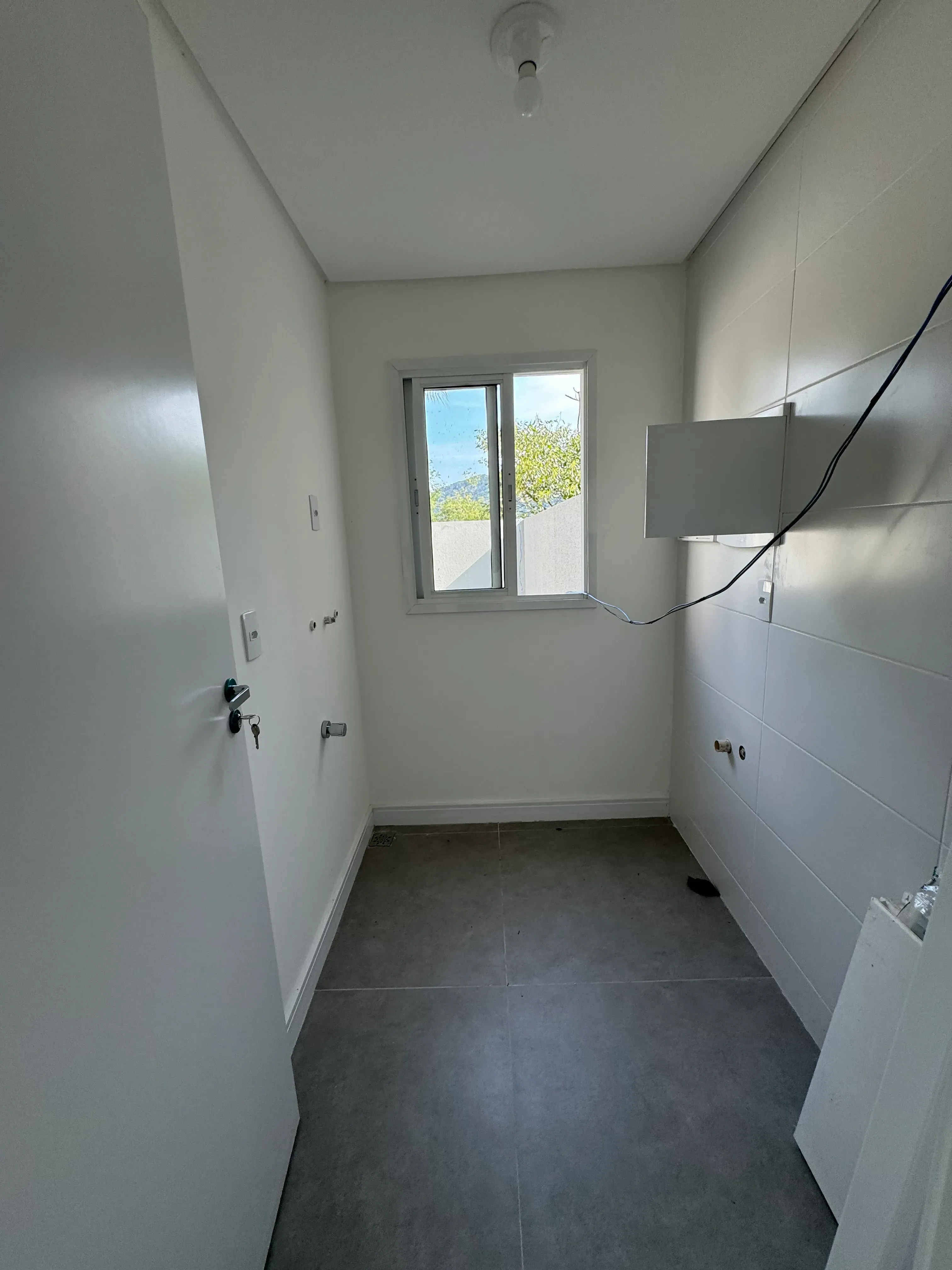 Sobrado com 3 dormitórios sendo 1 suíte e 2 vagas de garagem no Bairro Espinheiros em Itajaí