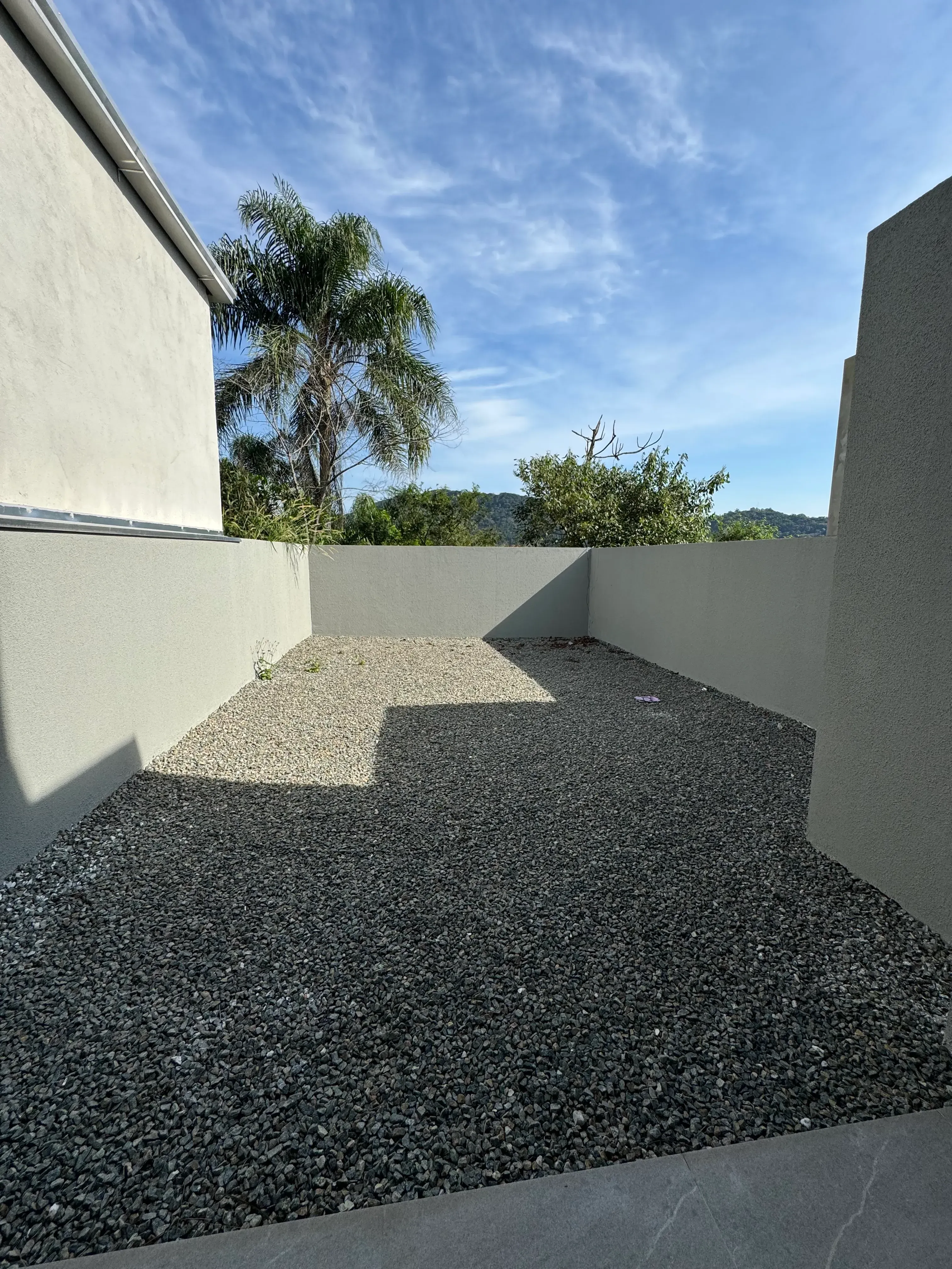 Sobrado com 3 dormitórios sendo 1 suíte e 2 vagas de garagem no Bairro Espinheiros em Itajaí