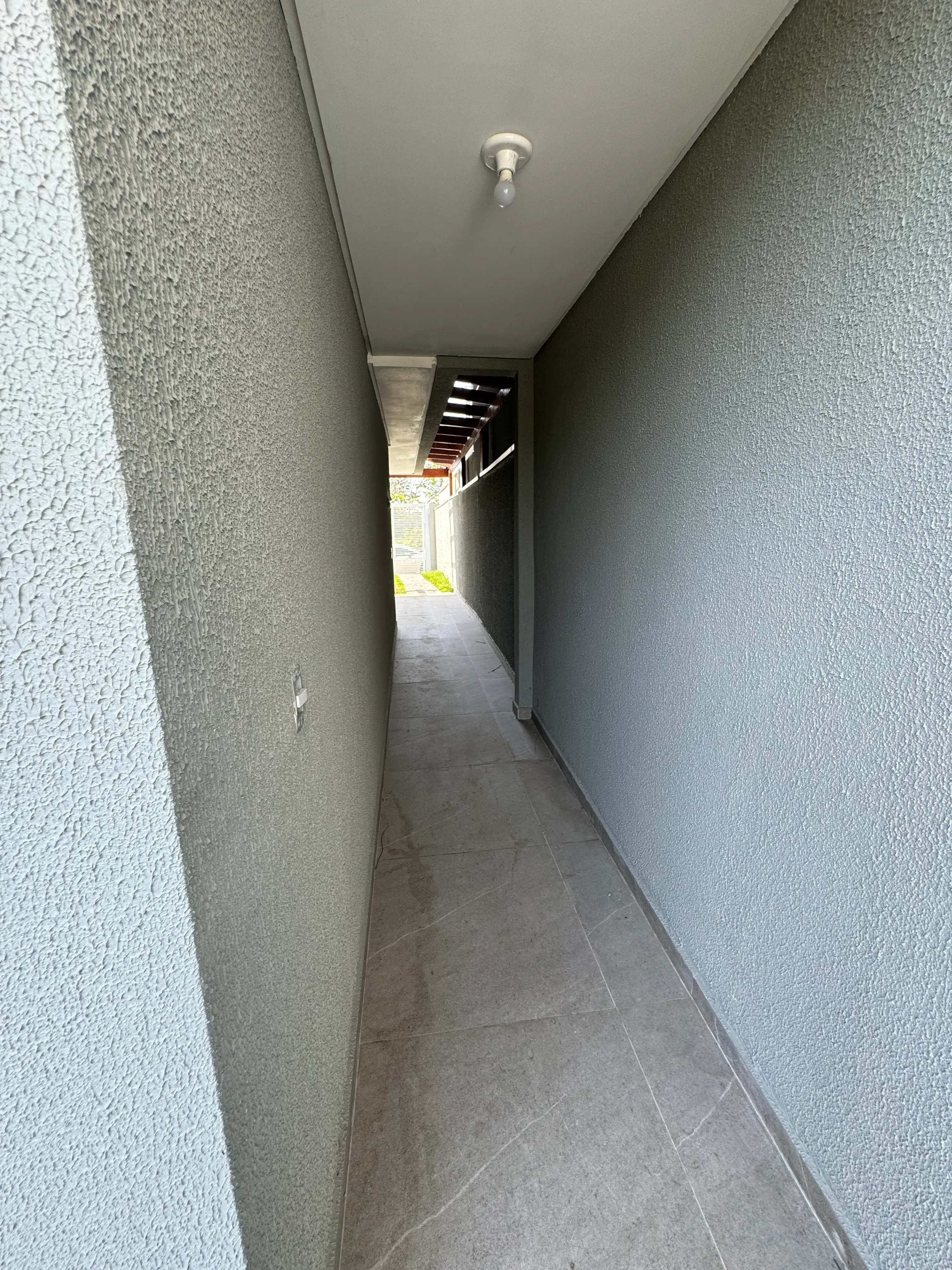 Sobrado com 3 dormitórios sendo 1 suíte e 2 vagas de garagem no Bairro Espinheiros em Itajaí