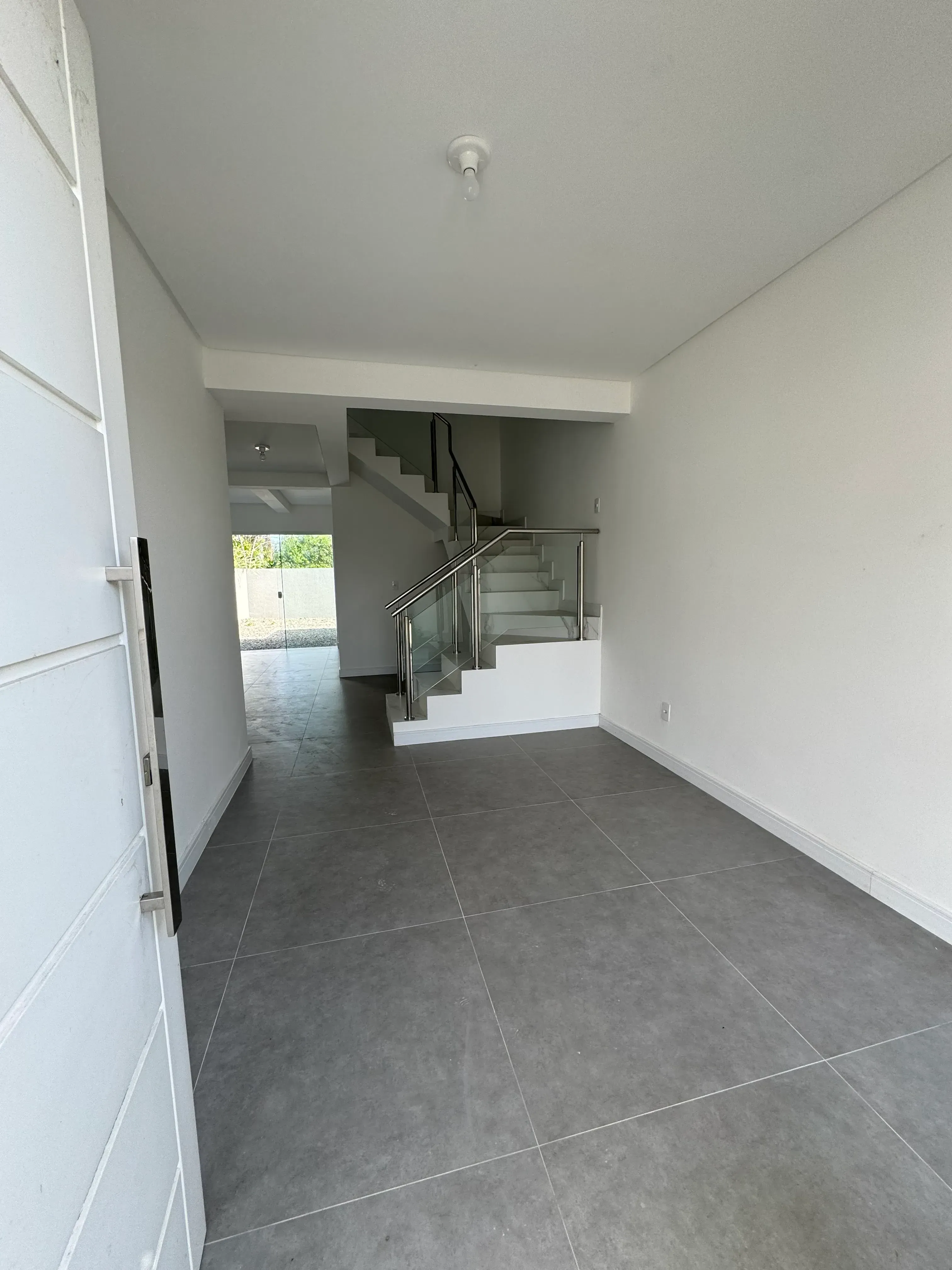 Sobrado com 3 dormitórios sendo 1 suíte e 2 vagas de garagem no Bairro Espinheiros em Itajaí