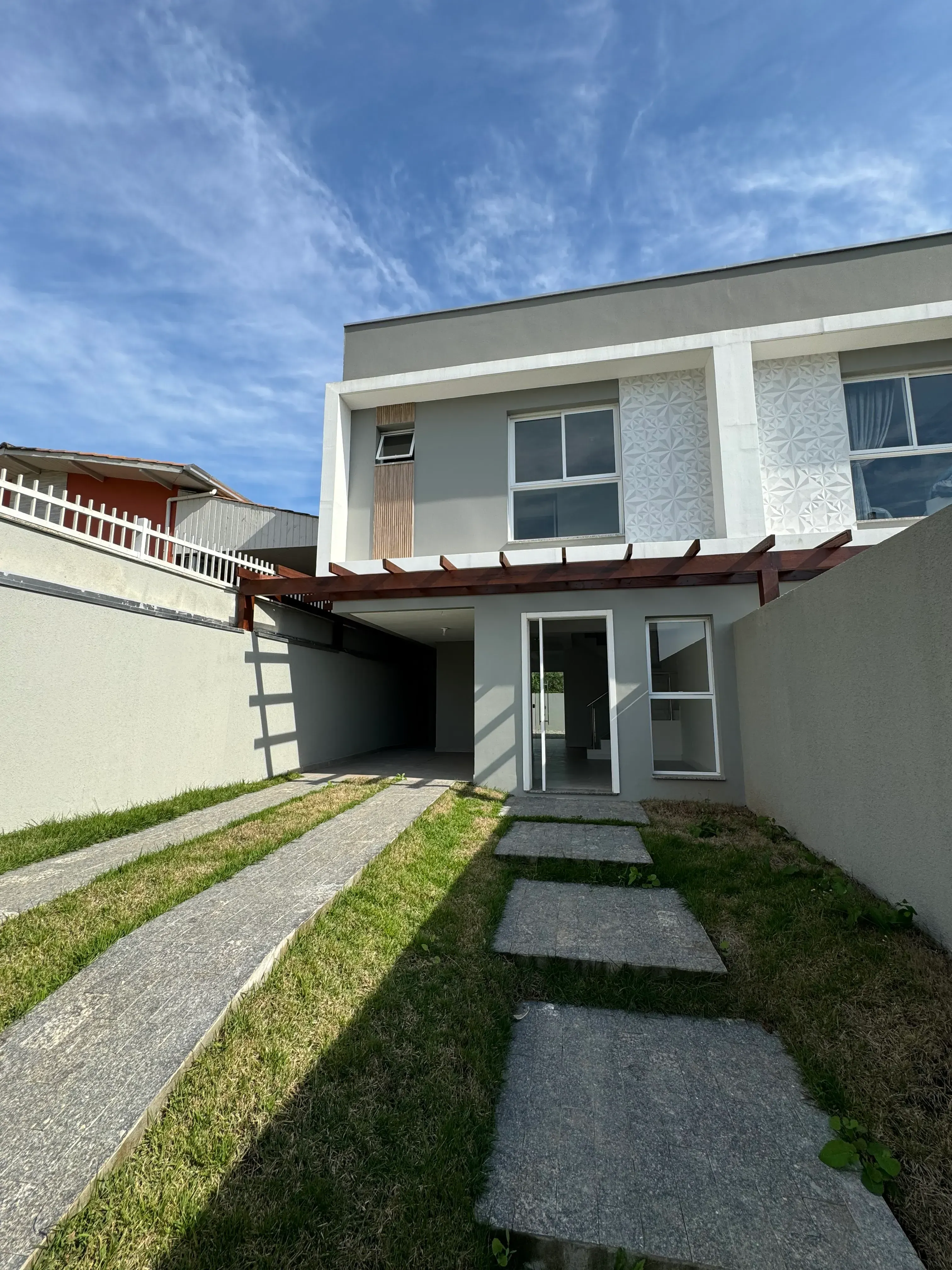 Sobrado com 3 dormitórios sendo 1 suíte e 2 vagas de garagem no Bairro Espinheiros em Itajaí