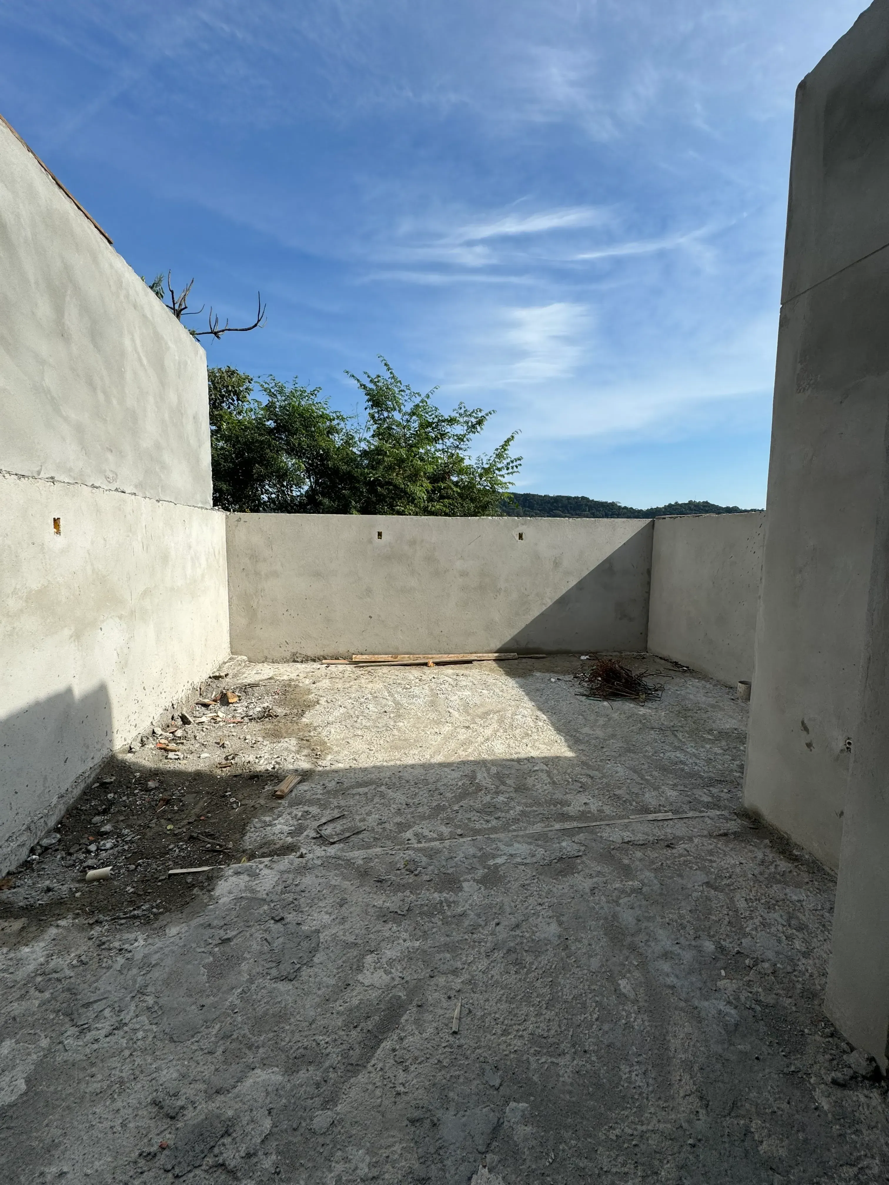 Sobrado com 3 dormitórios sendo 1 suíte e 2 vagas de garagem no Bairro Espinheiros em Itajaí