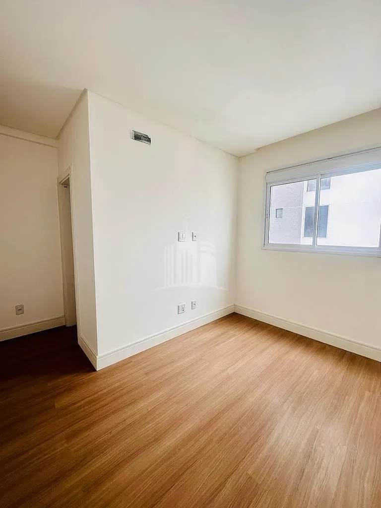 Apartamento com 281m², 3 dormitórios, 3 suítes, 2 vagas, no bairro Centro em Balneário Camboriú para Comprar