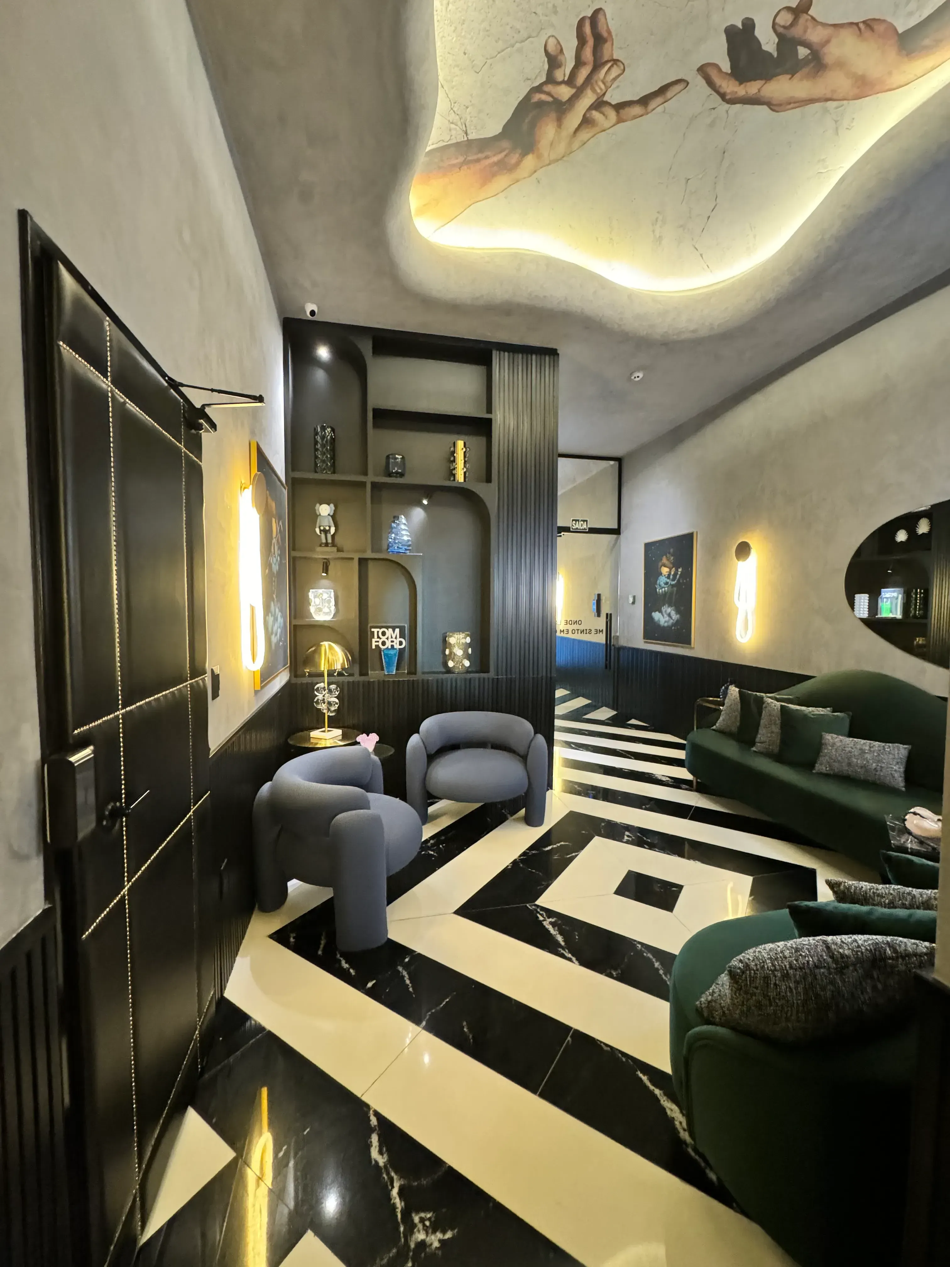 Apartamento com 1 suíte e 1 demi, 2 vagas de garagem no Bairro Fazenda em Itajaí