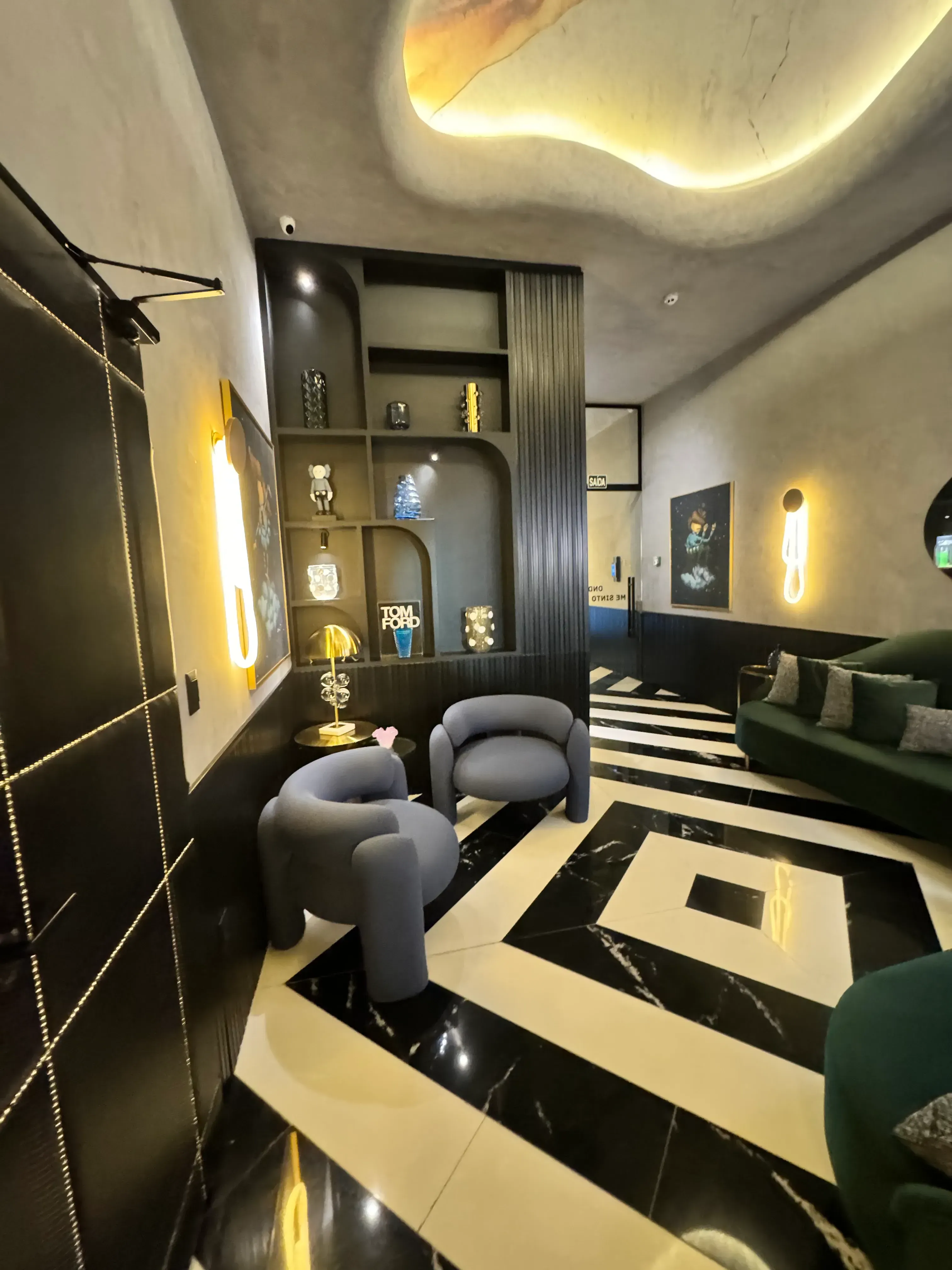 Apartamento com 1 suíte e 1 demi, 2 vagas de garagem no Bairro Fazenda em Itajaí