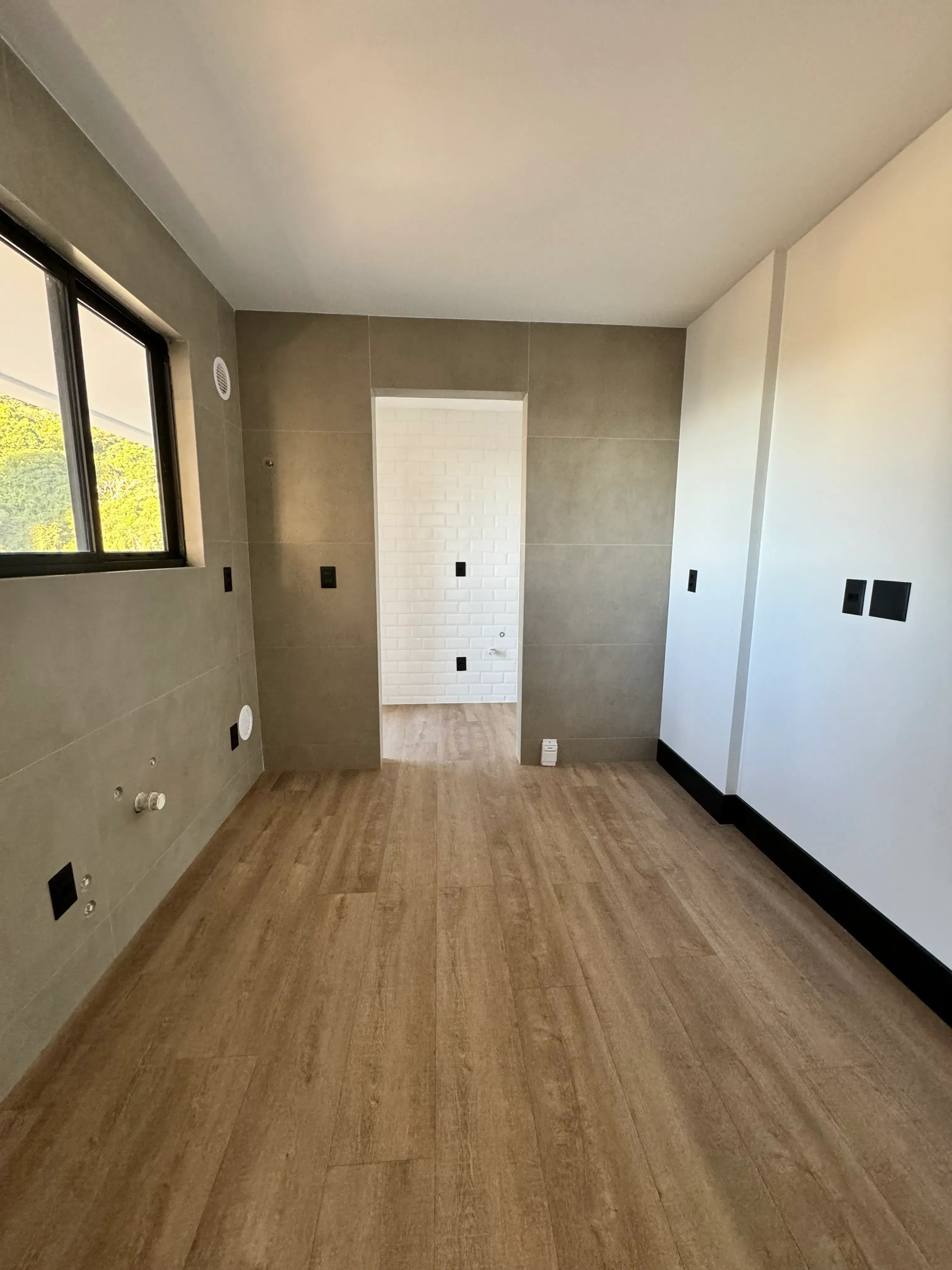 Apartamento com 1 suíte e 1 demi, 2 vagas de garagem no Bairro Fazenda em Itajaí