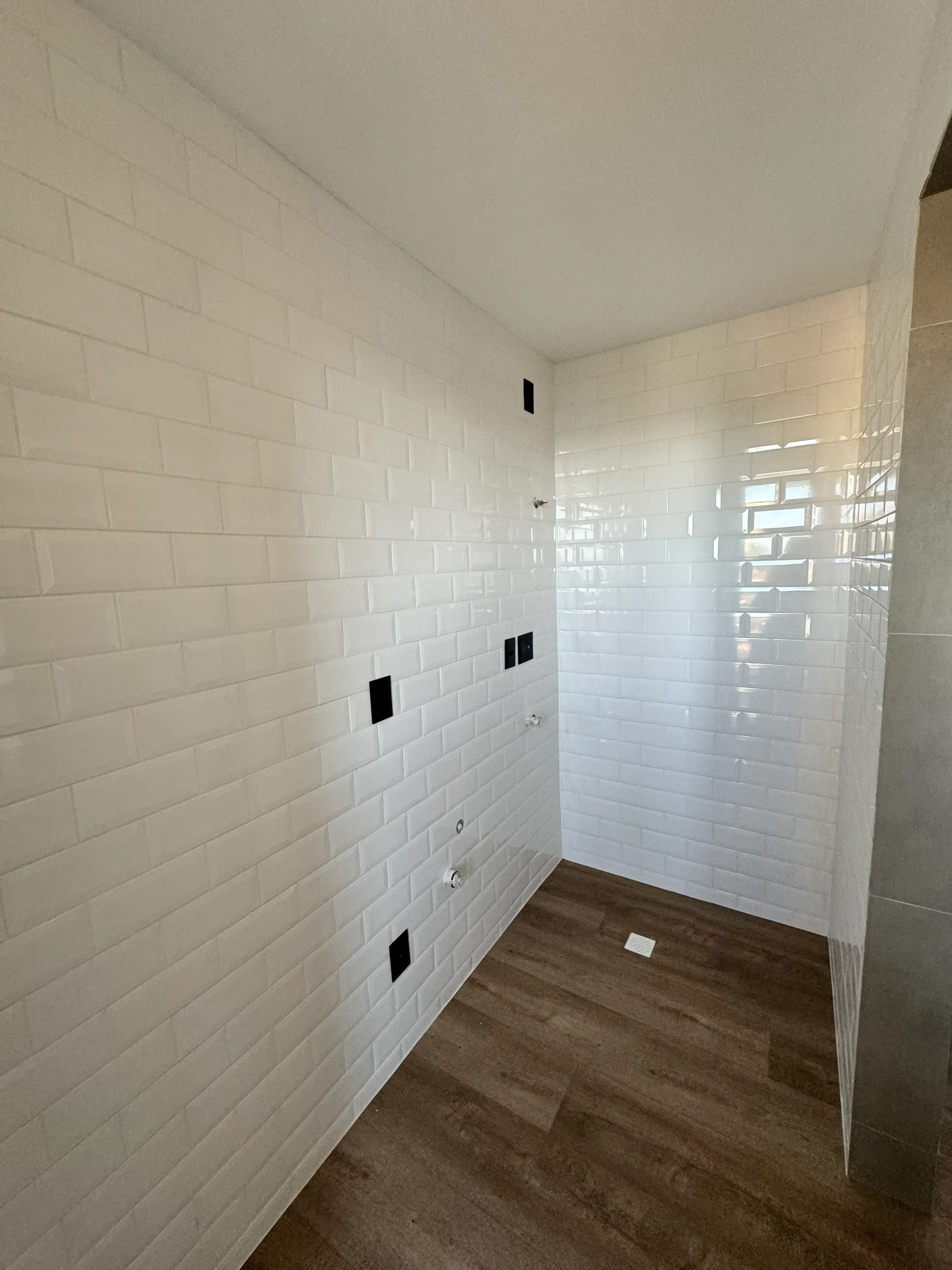 Apartamento com 1 suíte e 1 demi, 2 vagas de garagem no Bairro Fazenda em Itajaí