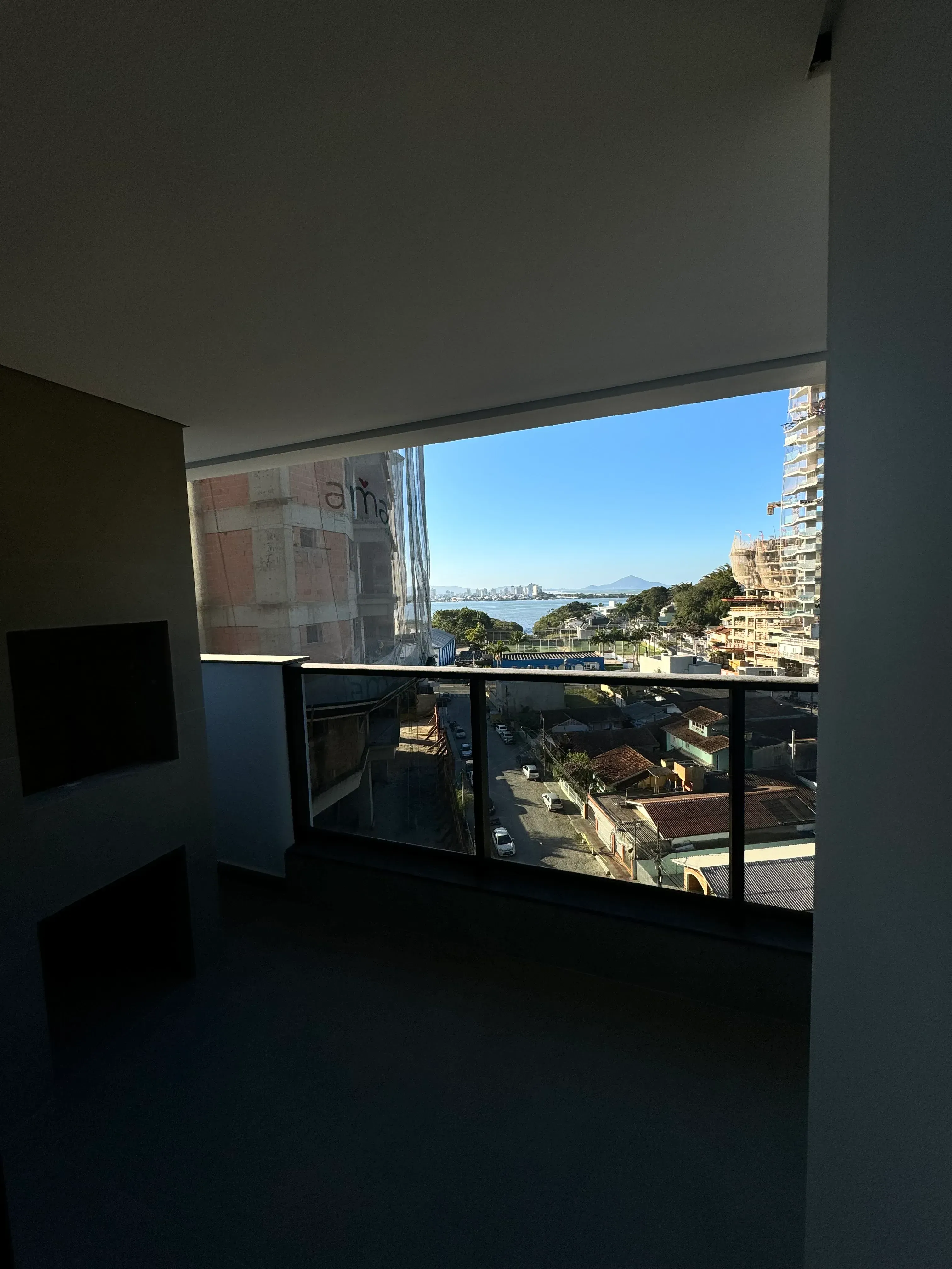 Apartamento com 1 suíte e 1 demi, 2 vagas de garagem no Bairro Fazenda em Itajaí