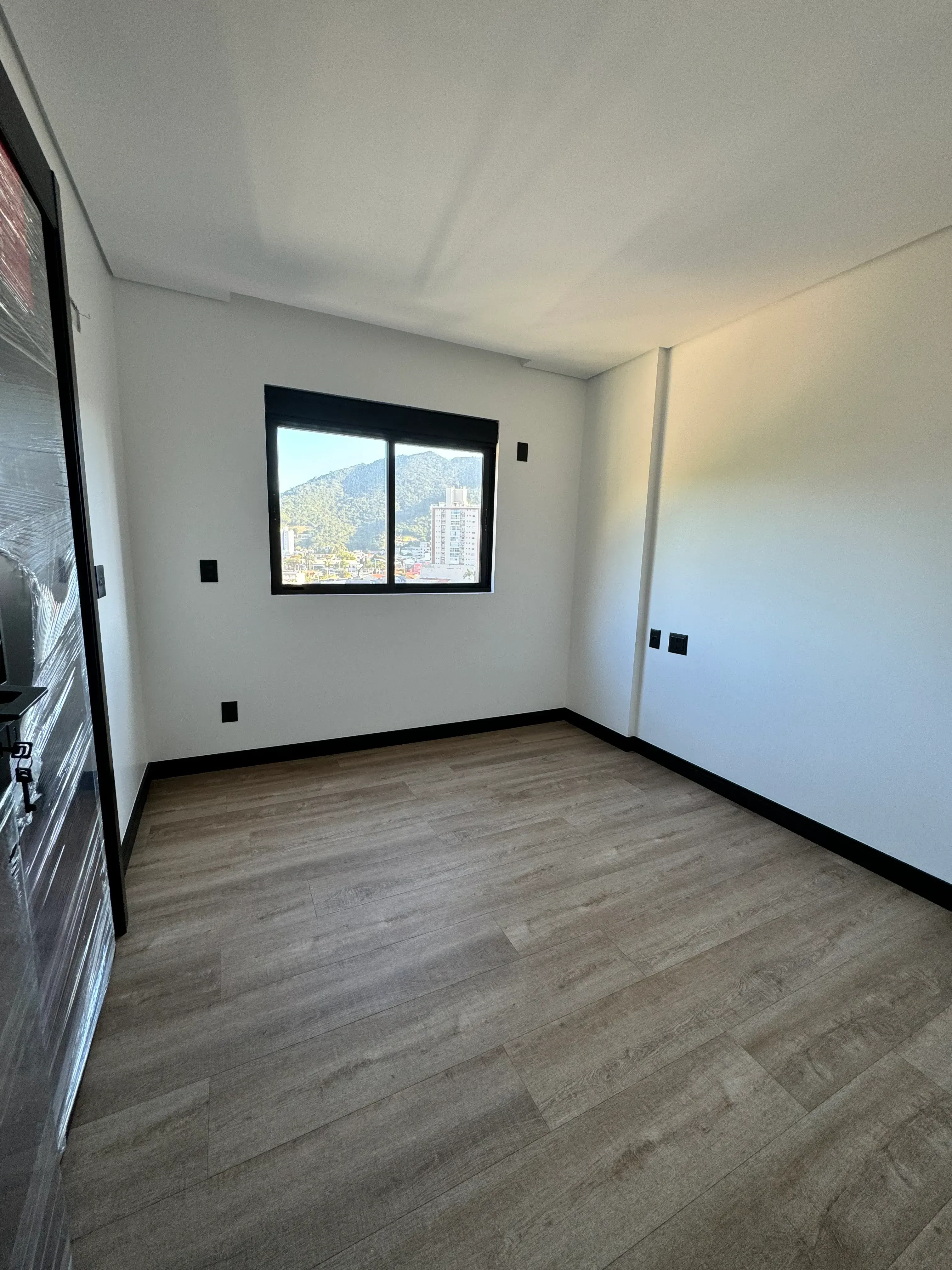 Apartamento com 1 suíte e 1 demi, 2 vagas de garagem no Bairro Fazenda em Itajaí