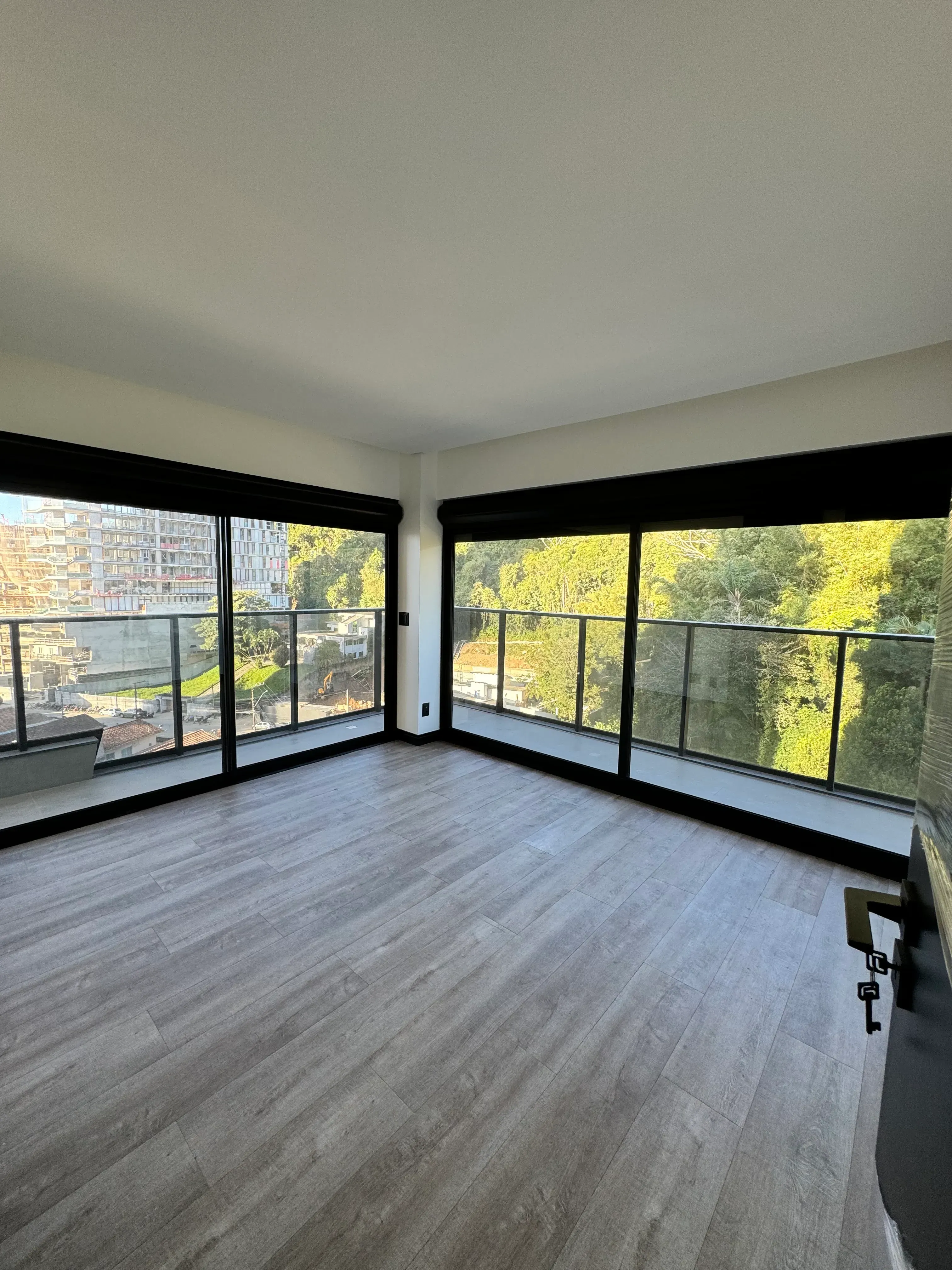 Apartamento com 1 suíte e 1 demi, 2 vagas de garagem no Bairro Fazenda em Itajaí