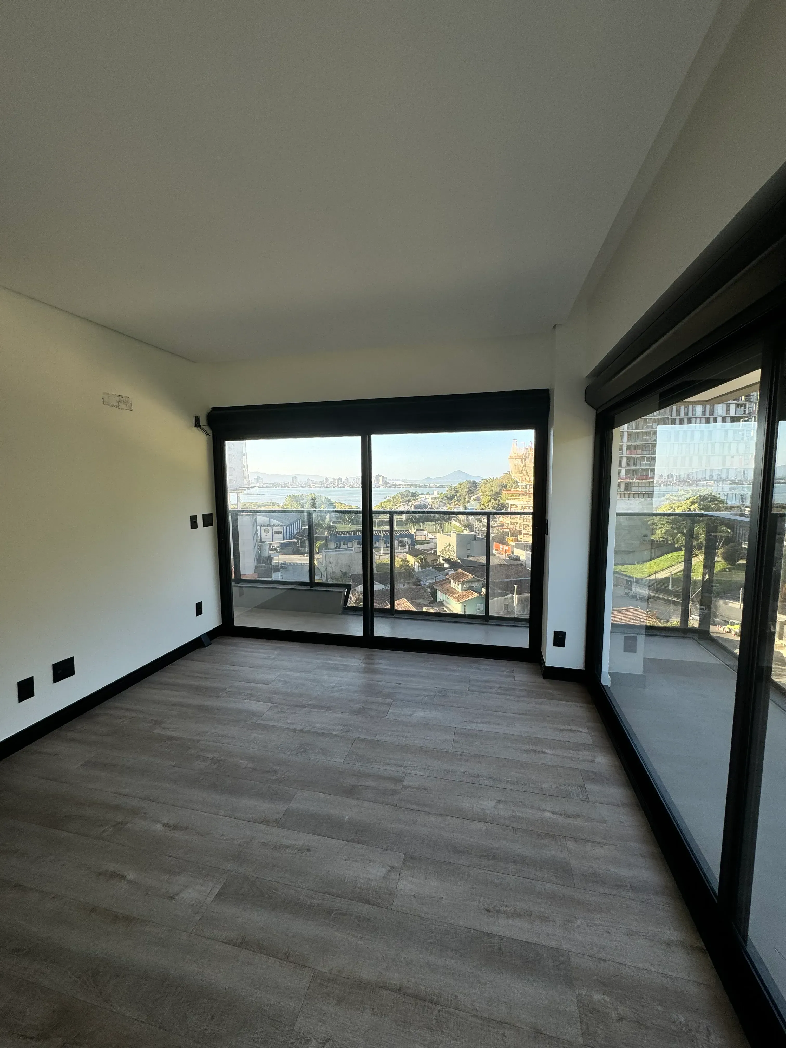 Apartamento com 1 suíte e 1 demi, 2 vagas de garagem no Bairro Fazenda em Itajaí