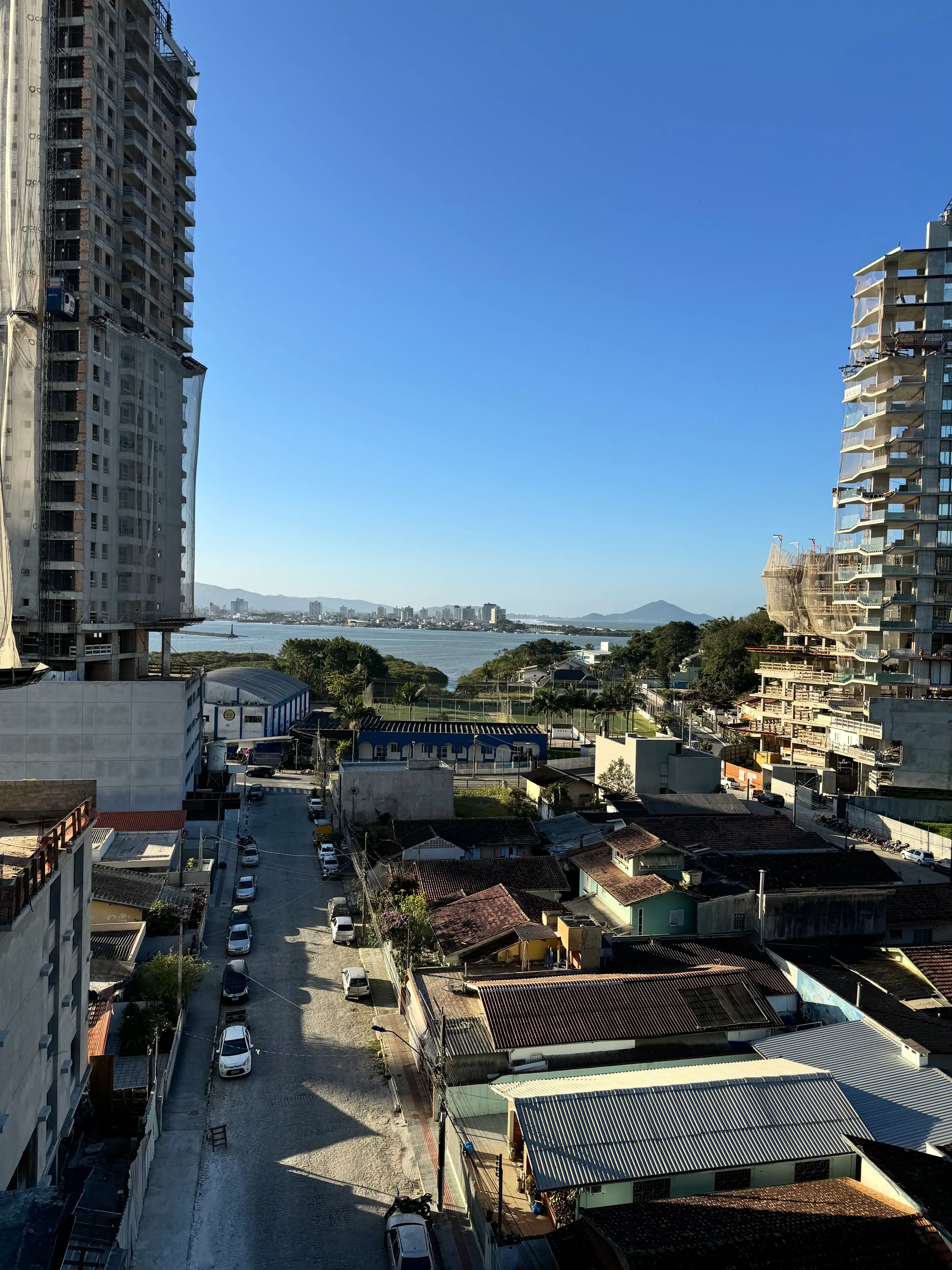 Apartamento com 1 suíte e 1 demi, 2 vagas de garagem no Bairro Fazenda em Itajaí