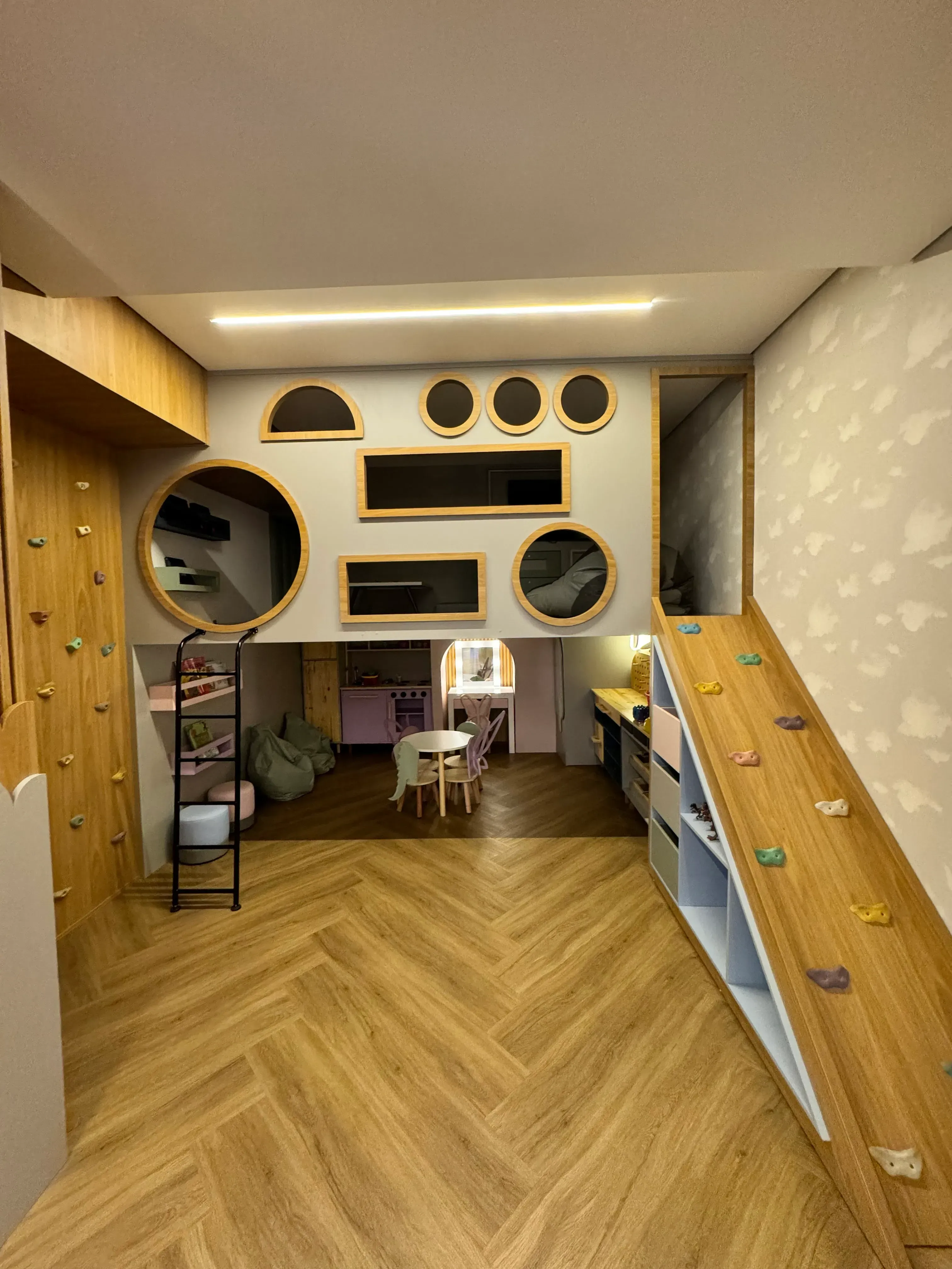 Apartamento com 1 suíte e 1 demi, 2 vagas de garagem no Bairro Fazenda em Itajaí