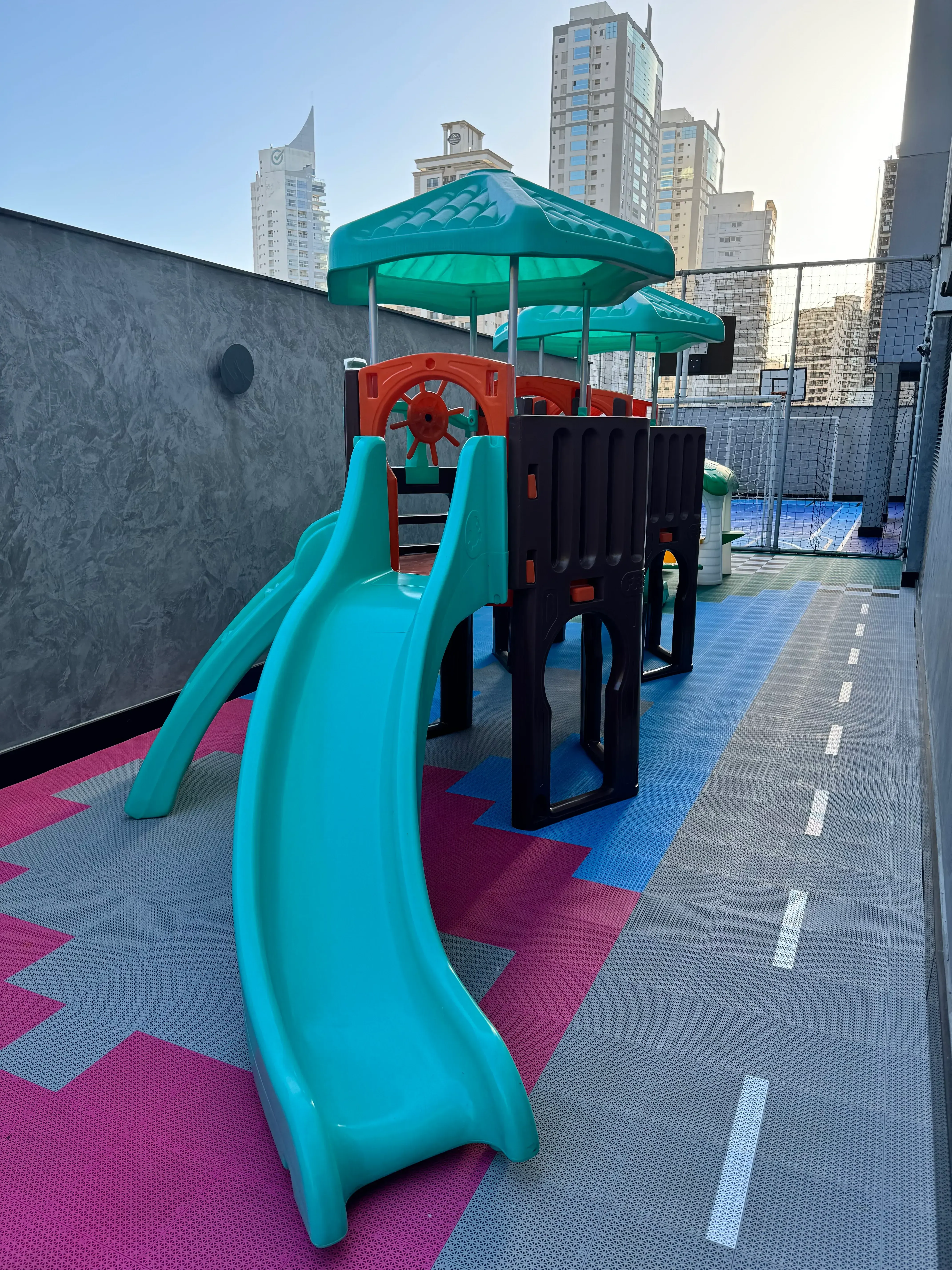 Apartamento com 1 suíte e 1 demi, 2 vagas de garagem no Bairro Fazenda em Itajaí