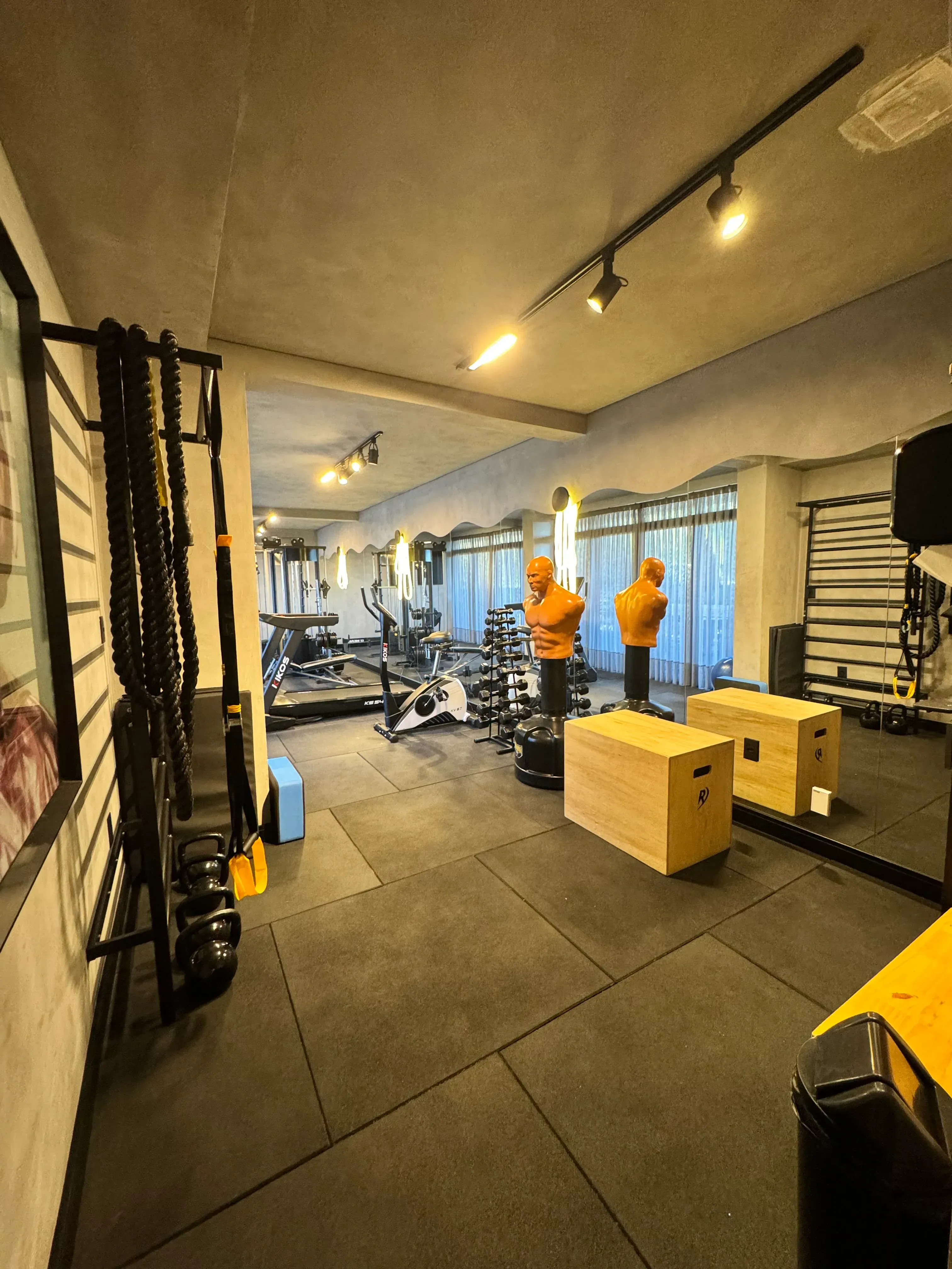 Apartamento com 1 suíte e 1 demi, 2 vagas de garagem no Bairro Fazenda em Itajaí