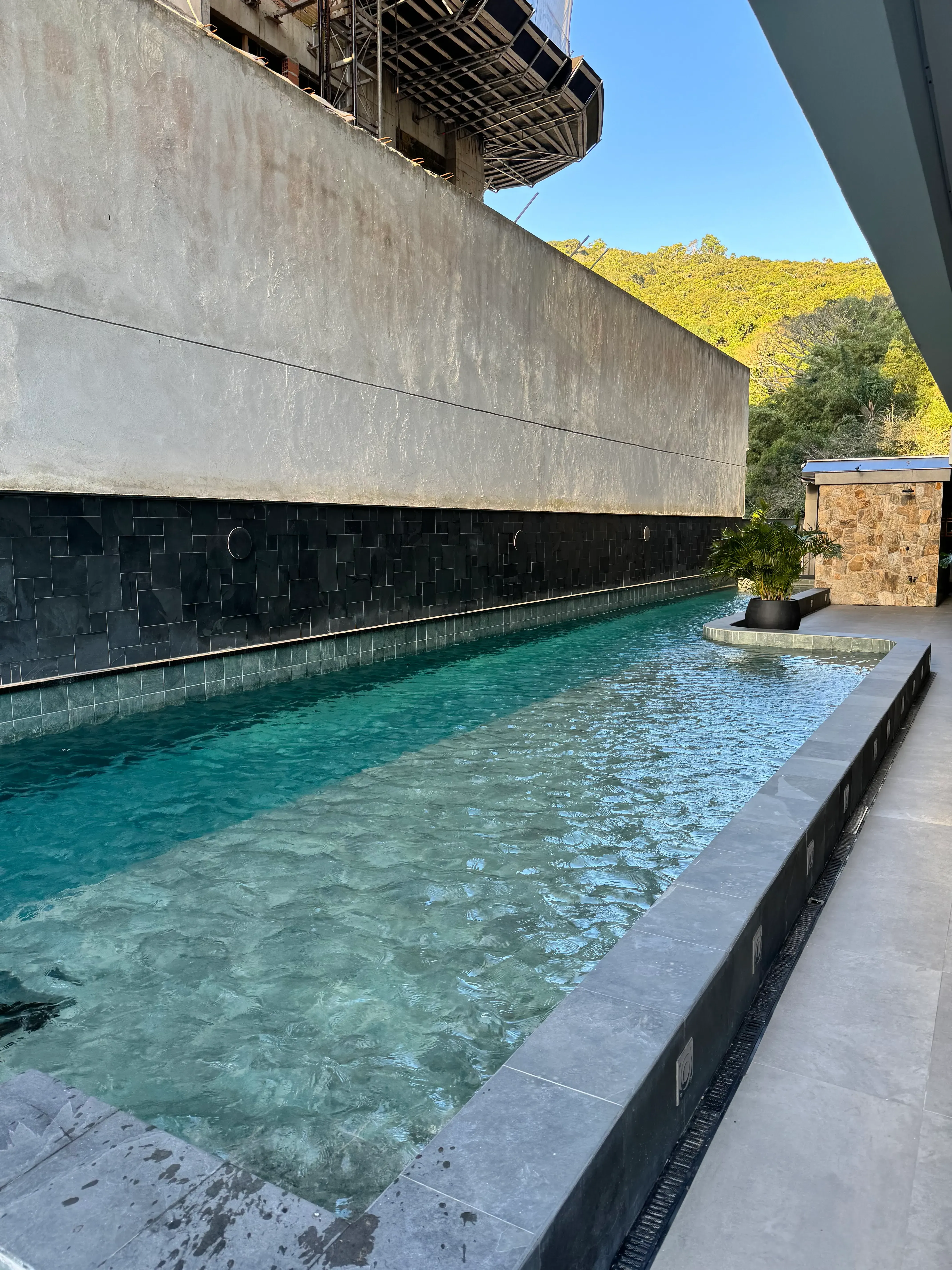 Apartamento com 1 suíte e 1 demi, 2 vagas de garagem no Bairro Fazenda em Itajaí