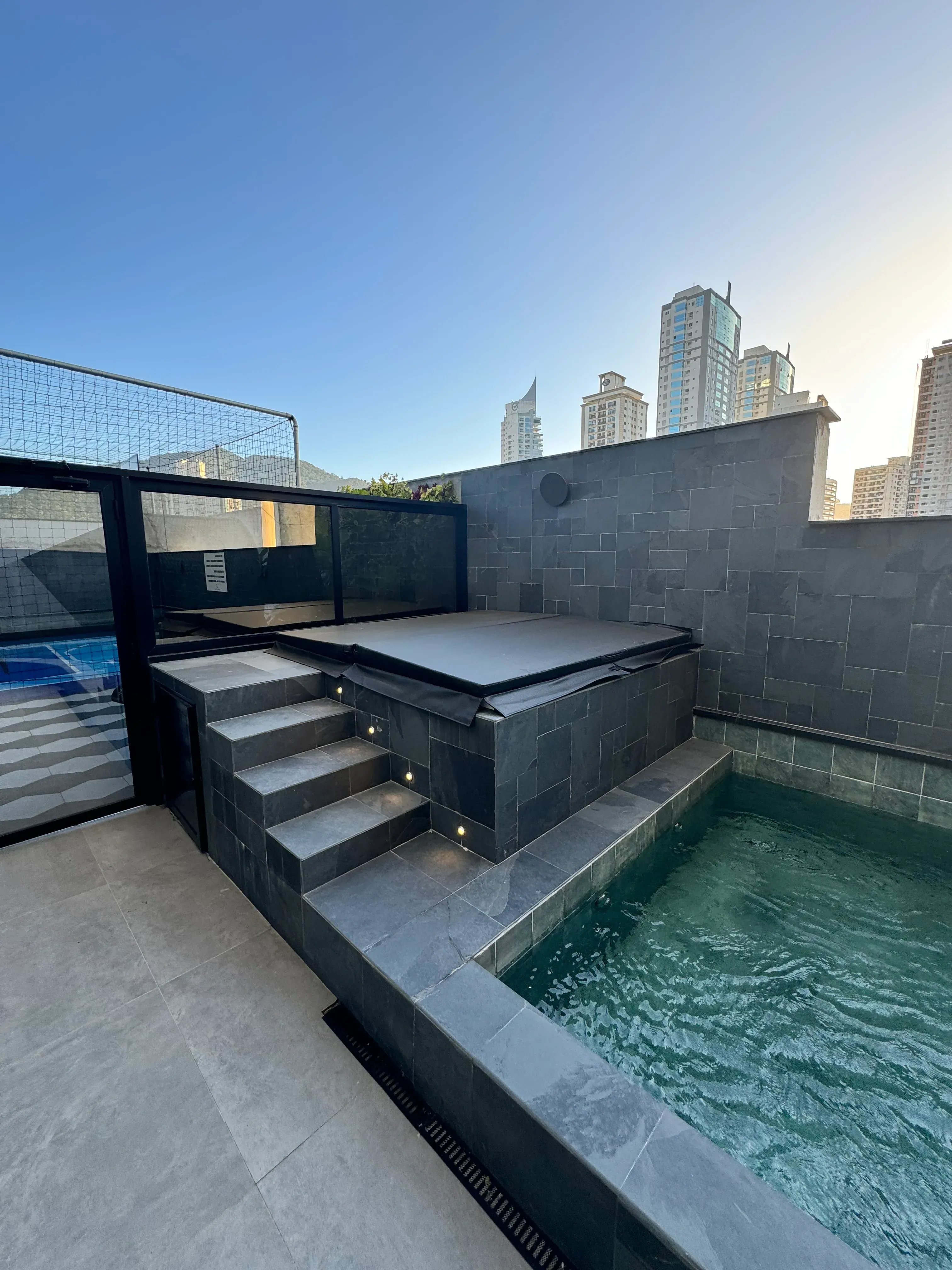 Apartamento com 1 suíte e 1 demi, 2 vagas de garagem no Bairro Fazenda em Itajaí